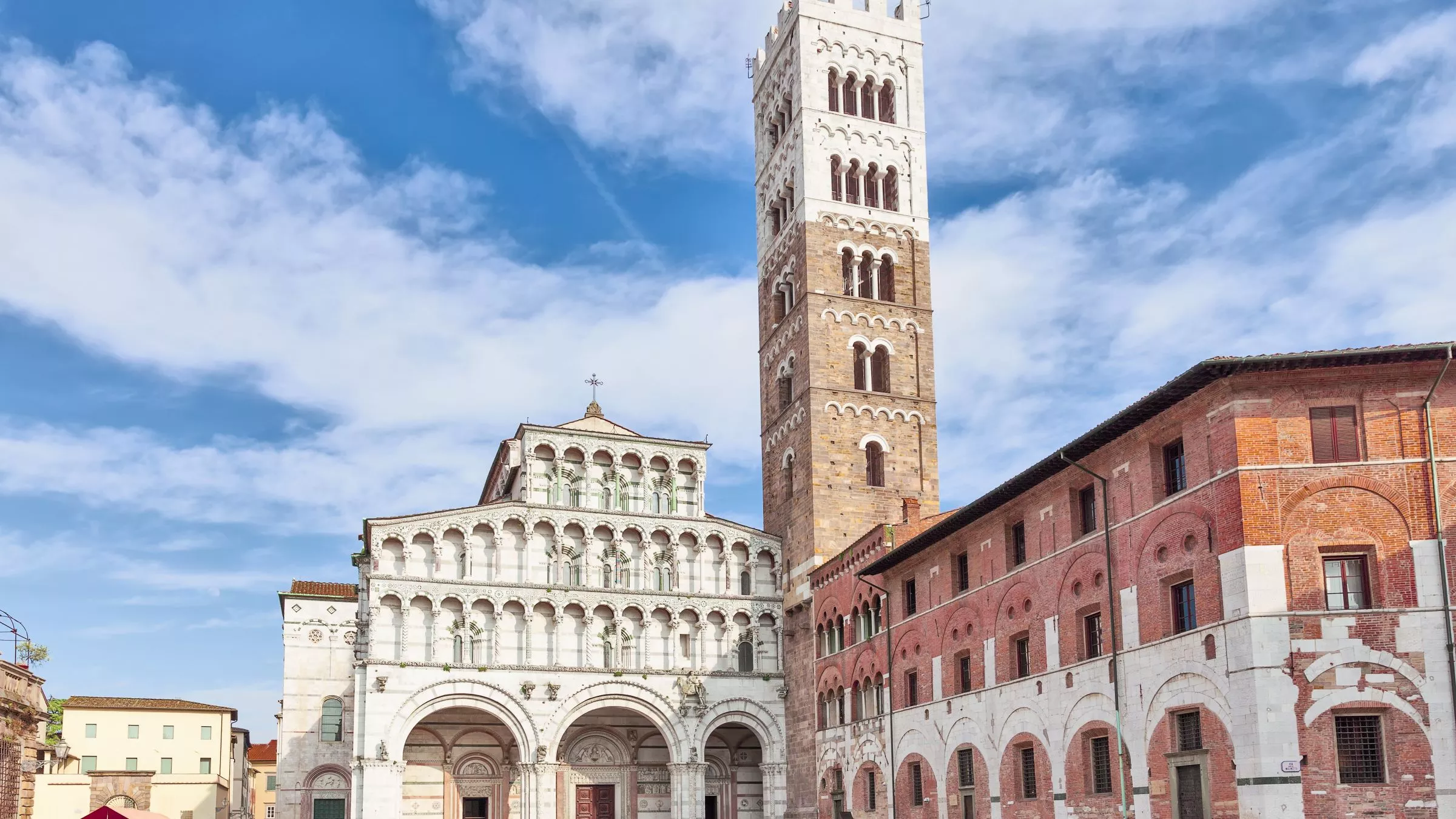 Die Kathedrale von San Martino mit ihrem Glockenturm prägt das Stadtbild von Lucca bereits seit dem 11. Jahrhundert