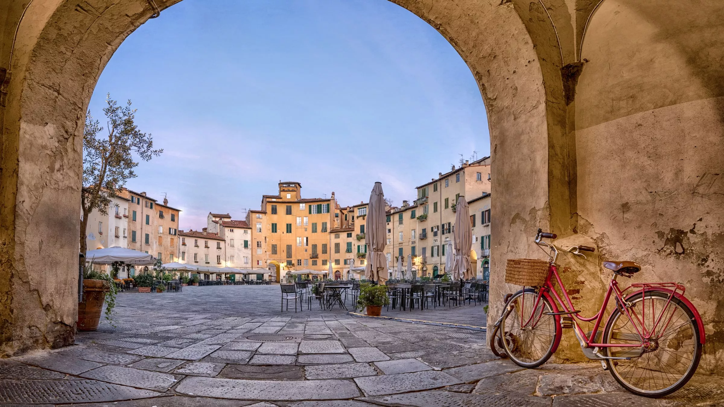 Wo einst römische Gladiatoren kämpften: Auf der Piazza dell'Anfiteatro können Besucher heute entspannt einen Espresso genießen