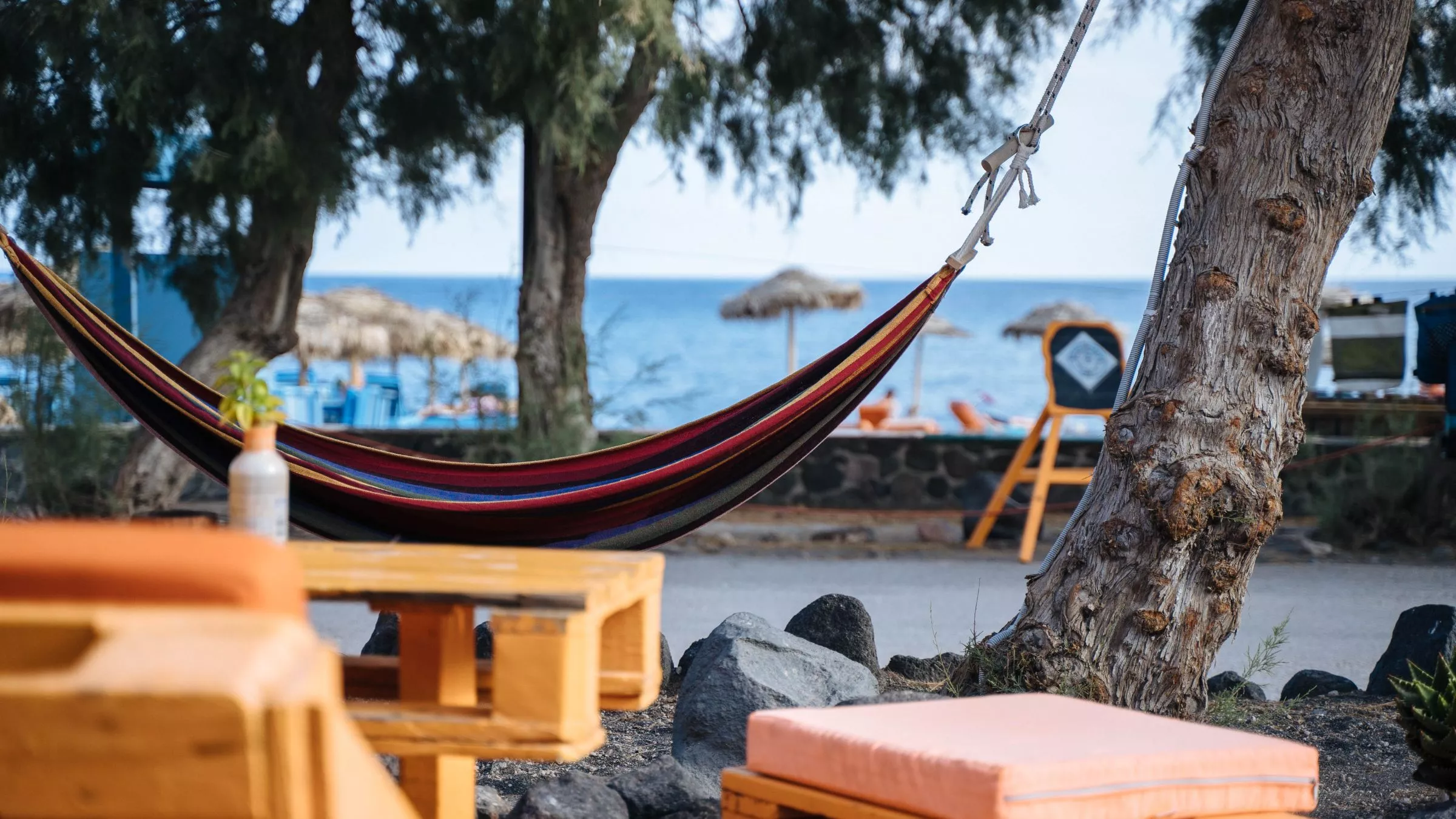 Ausreichend Platz zum Relaxen – am Perissa Beach in Emporio reiht sich ein Café an das nächste