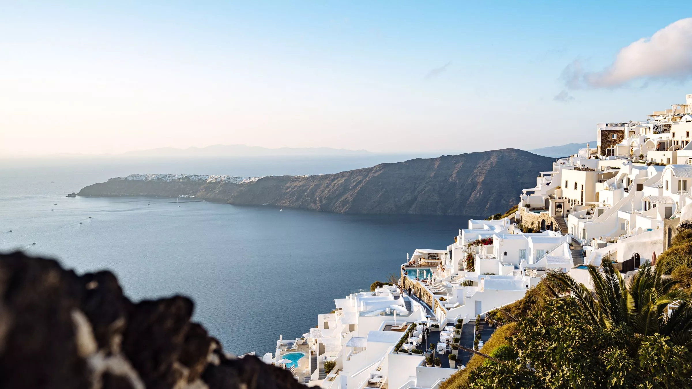 (Fast) die goldene Mitte – von Imerovigli hat man einen tollen Blick auf Oia im Norden Santorins