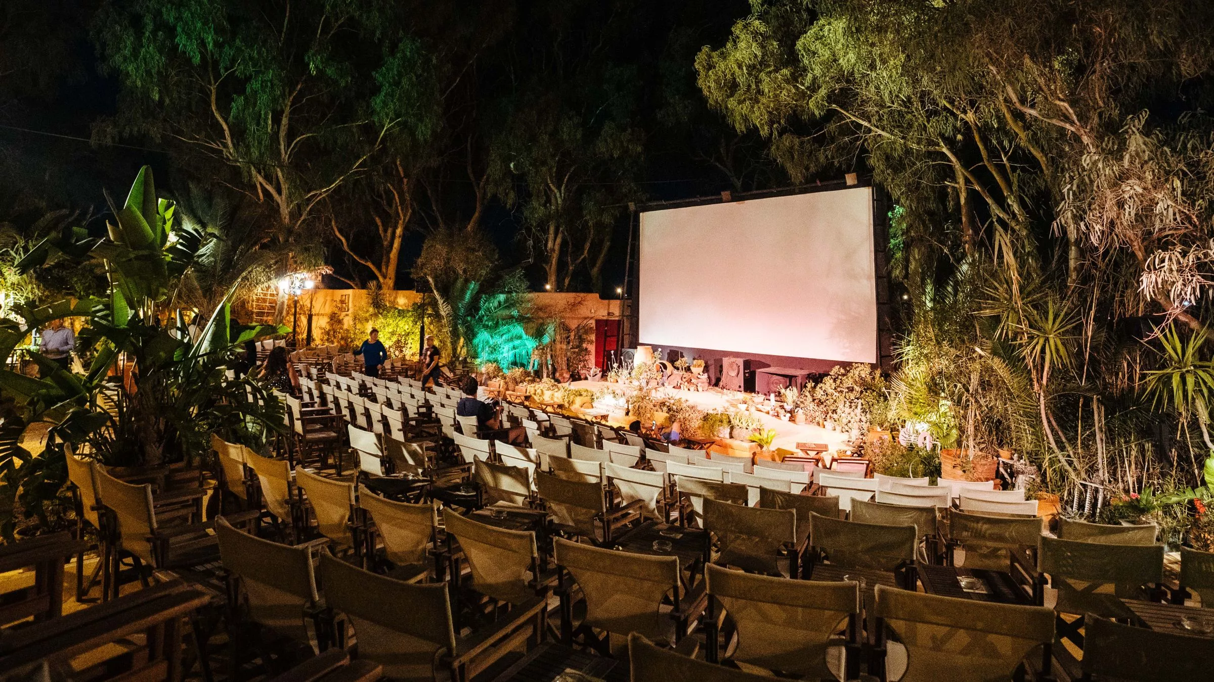 Hat von Mai bis Oktober geöffnet und wurde 2015 als eines der zehn besten Open Air Kinos weltweit ausgezeichnet – das Open Air Cinema Kamari