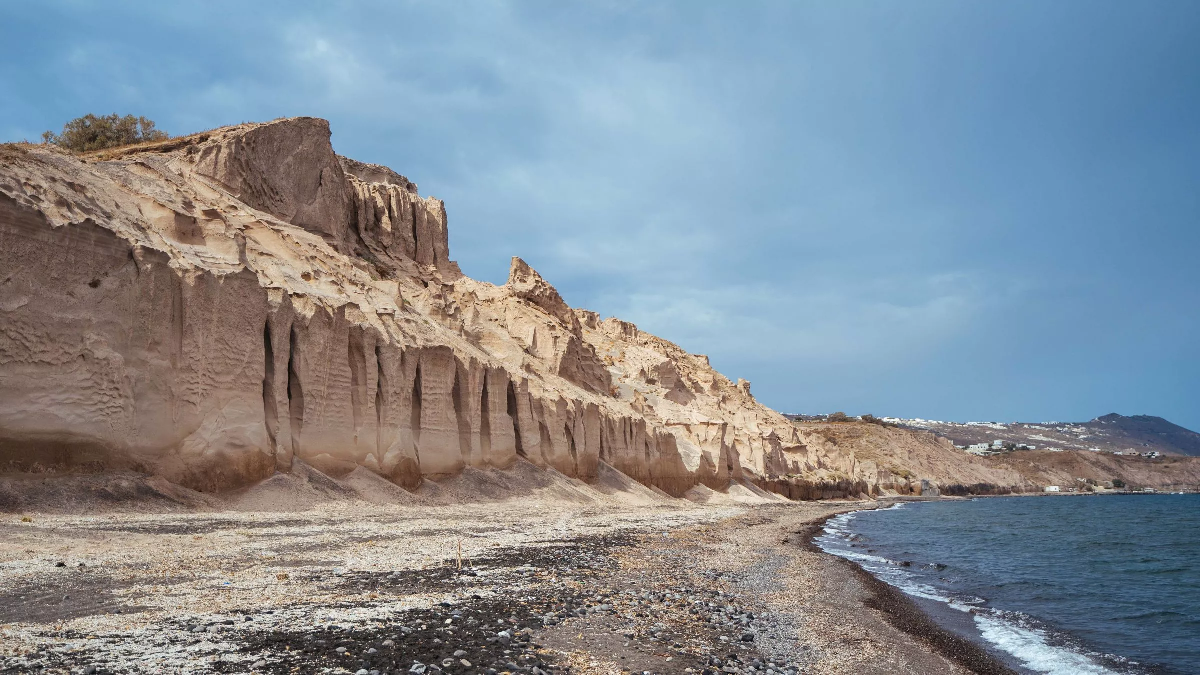 Früh am ist es zwar noch zu kalt zum baden – spazieren geht am Monolithos Beach aber alle mal