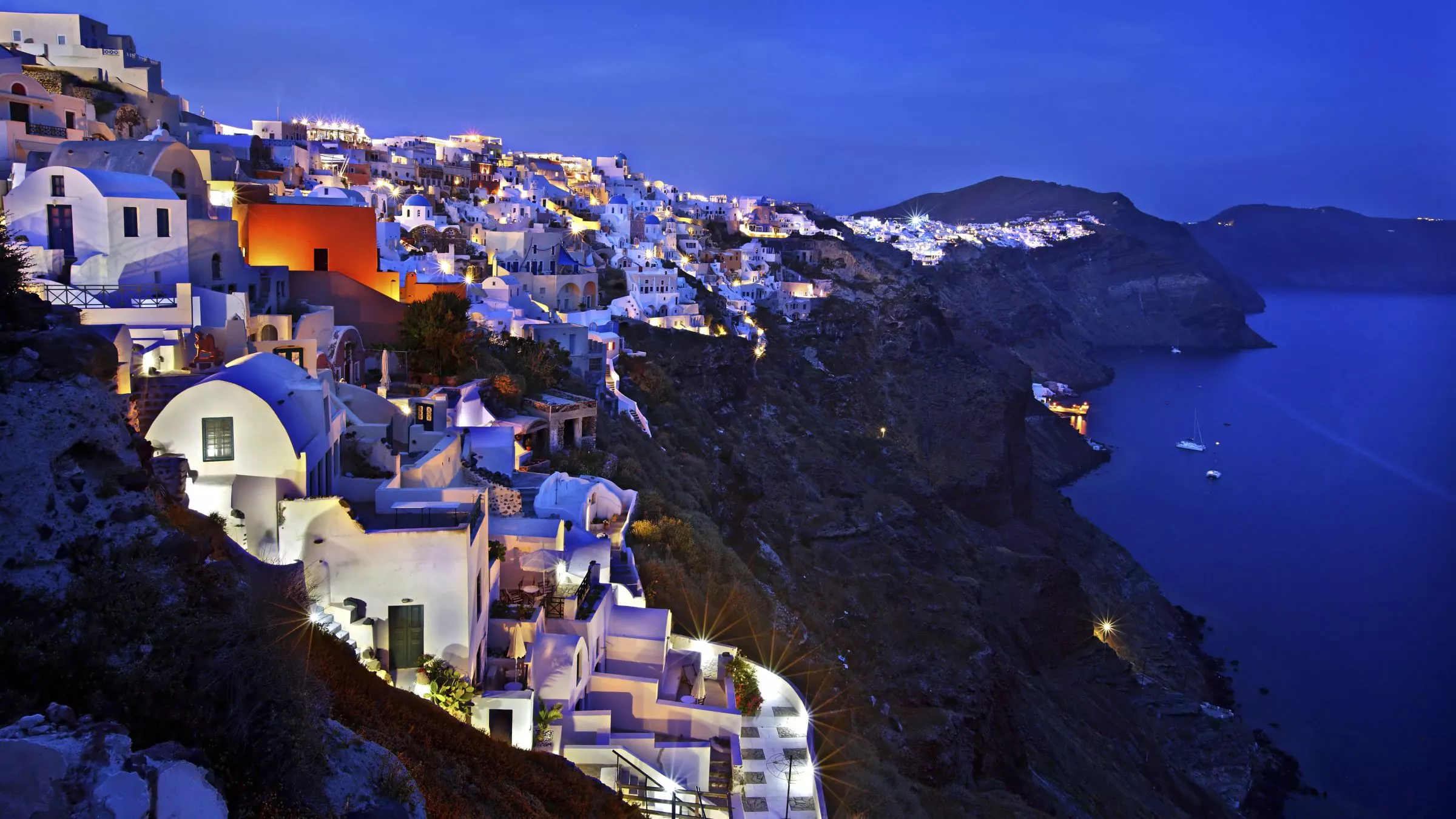 In der blauen Stunde ist Oia fast noch schöner als bei Tageslicht