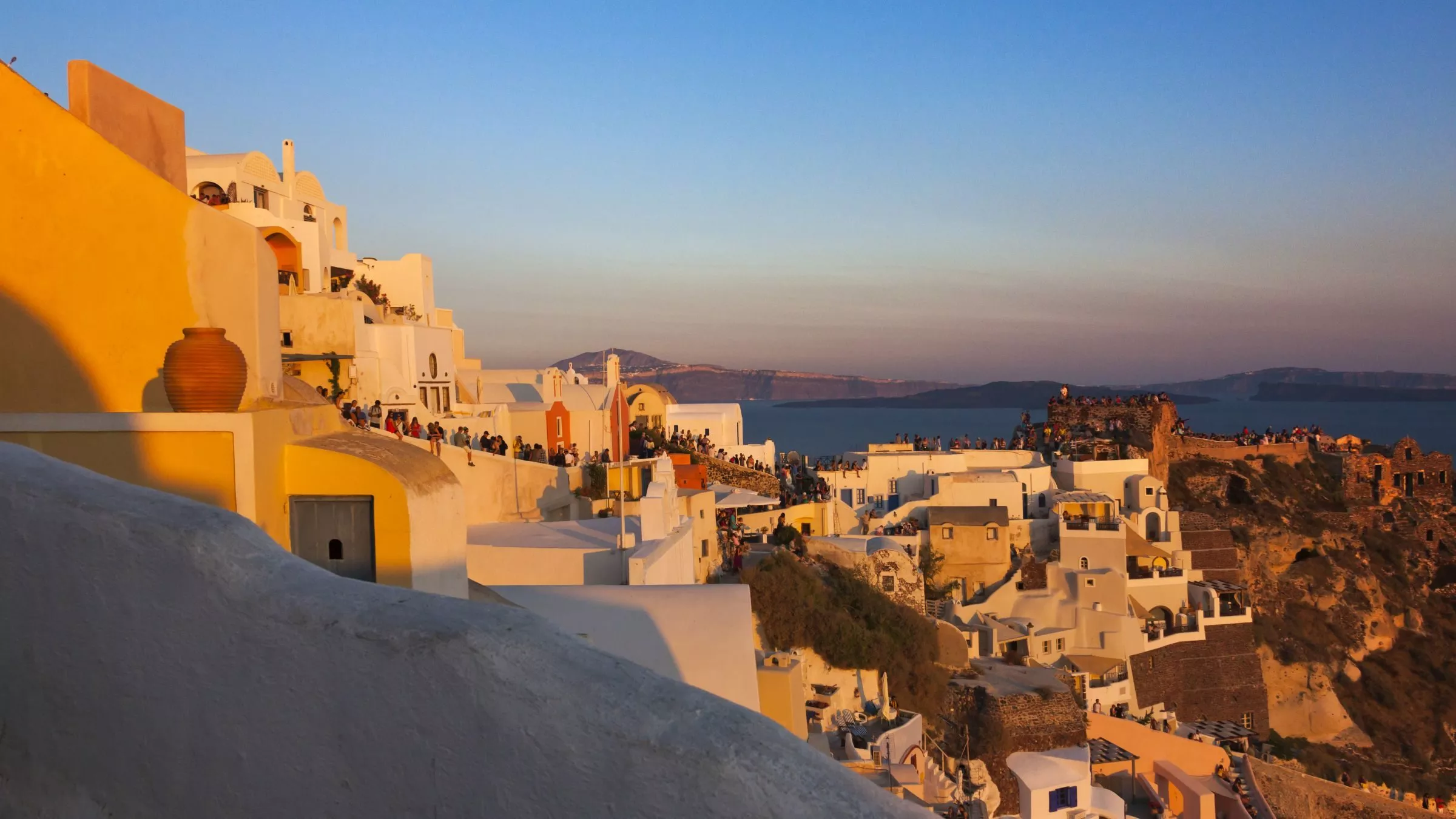 Wer in der Hochsaison den Sonnenuntergang vom Kastell in Oia anschauen möchte, muss früh dran sein