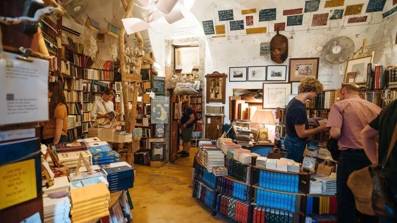 "Atlantis Books" ist die erste Buchhandlung auf der Ferieninsel Santorin. © Oliver Raatz