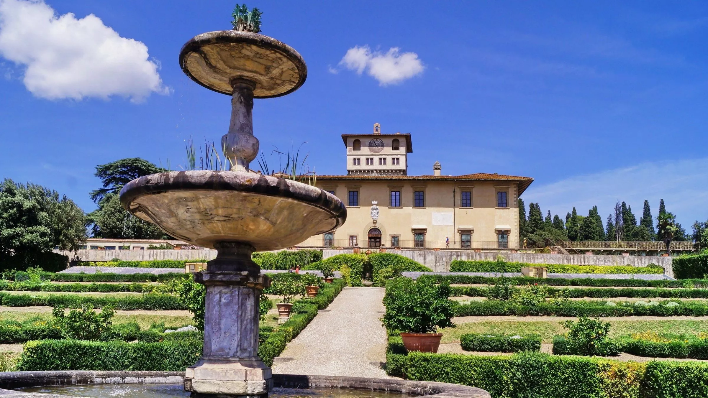 Die Villa Petraia erhielt im 16. Jahrhundert ihr heutiges Aussehen samt Garten im italienischen Stil. Erst 200 Jahre später entstand der Brunnen mit bronzenem Neptun auf der unteren Terrasse