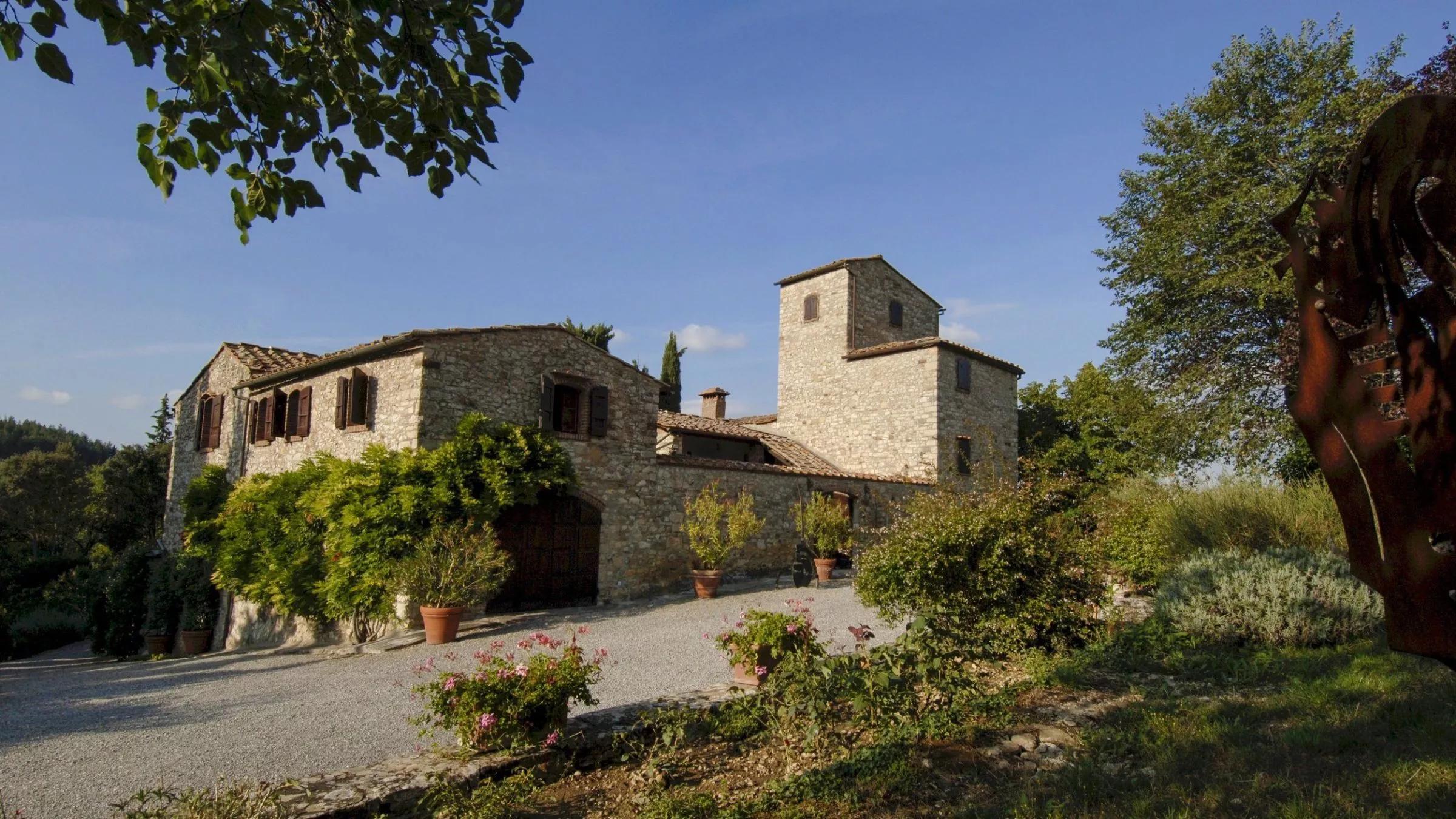 Seit 1992 steht der modernisierte Keller des Weinguts Nittardi auf einem Hügel inmitten des Chianti. Bereits 1183 soll hier nach eigenen Angaben ein Wehrturm mit Namen „Nectar Dei“ die waldige Landschaft überragt haben