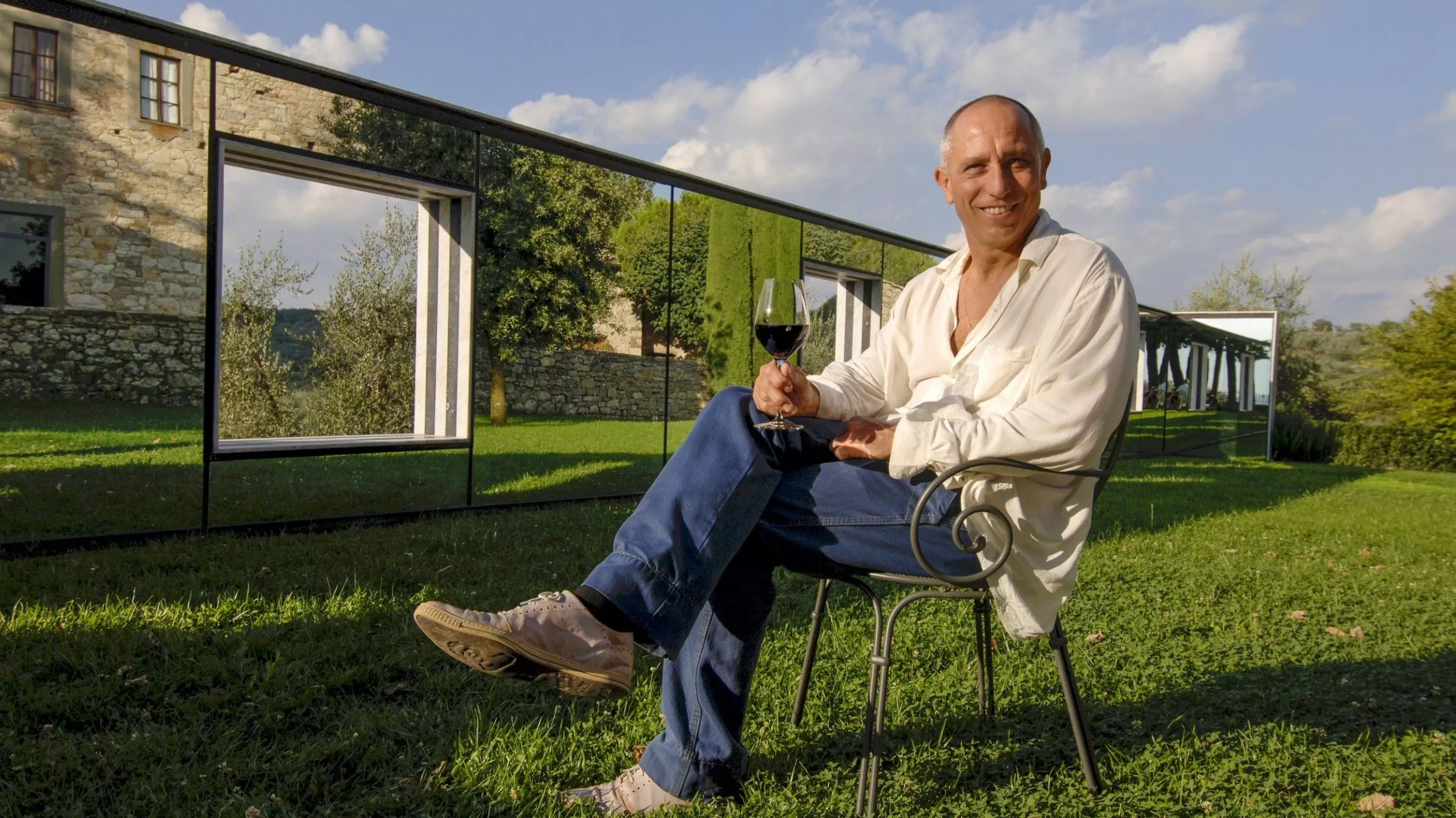 Neue Perspektiven auf das Weingut von Winzer Marco Pallanti eröffnet die 25 Meter lange und zwei Meter hohe Spiegelwand aus Marmor, Stein, Stahl und Zement des französischen Star-Bildhauers Daniel Buren