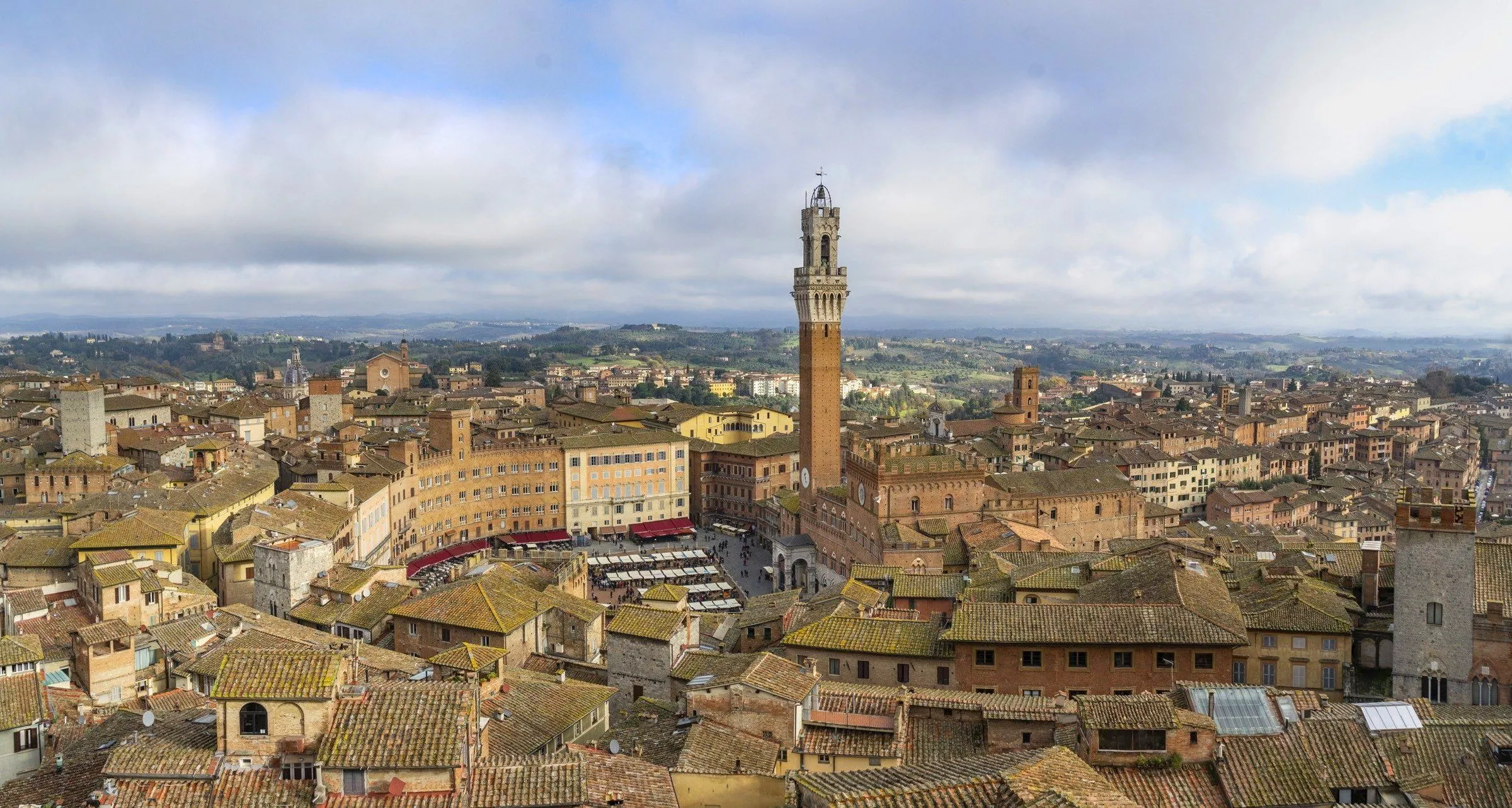 Vom Facciatone, gleich hinter dem Dom, hat man einen wunderbaren Ausblick auf das Herz Sienas: die Piazza del Campo mit dem Torre del Mangia