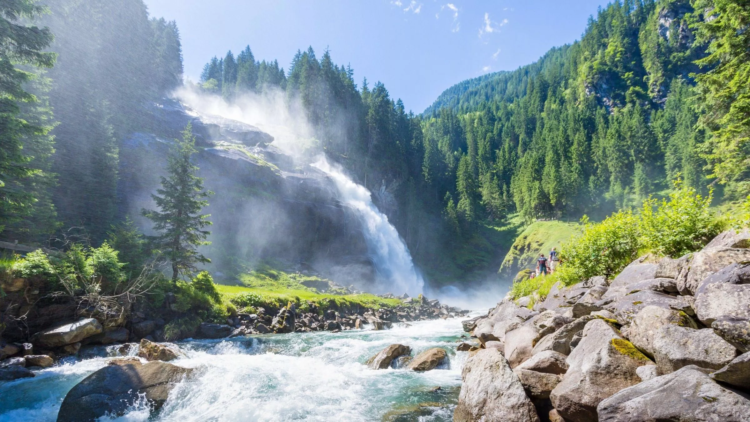 Rund 380 Meter schießen die Krimmer Wasserfälle ins Tal hinab – sie sind die höchsten Europas
