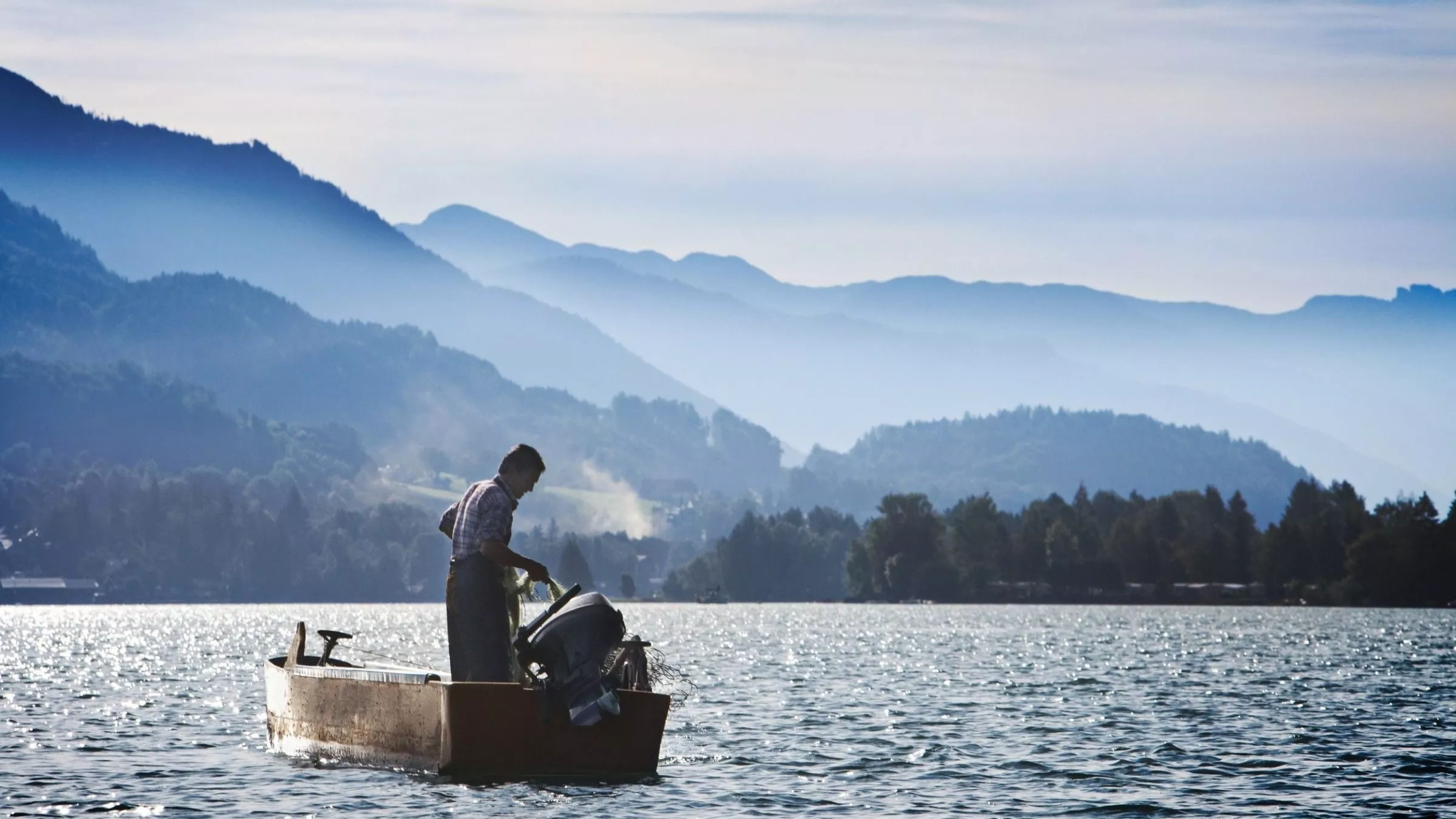 Stiller Moment: Fischer auf dem Wolfgangsee