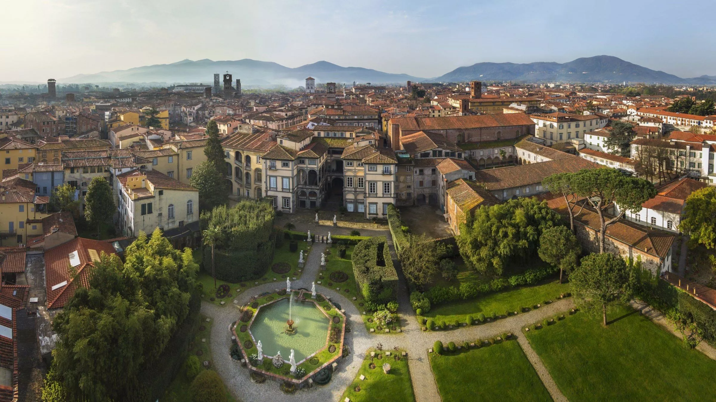 Im Vordergrund die Altstadt Luccas, im Hintergrund die Apuanischen Alpen