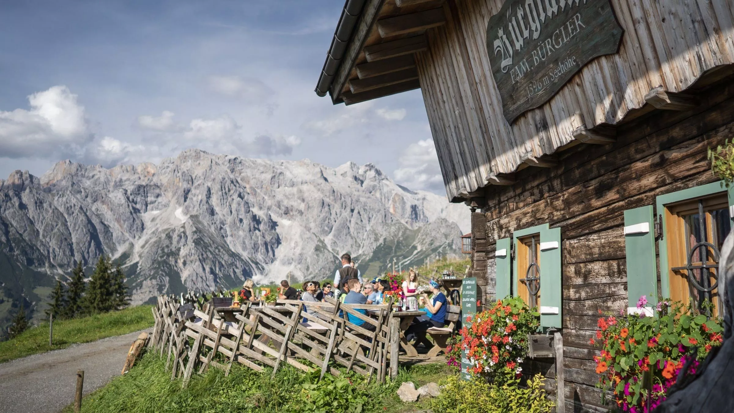 Vor mächtiger Kulisse: die Bürglalm