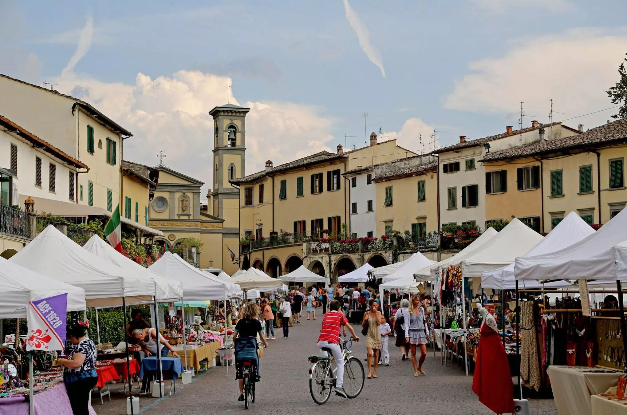 Jeden Samstag findet auf der Piazza Matteotti ein großer Markt mit einheimischen Produkten statt