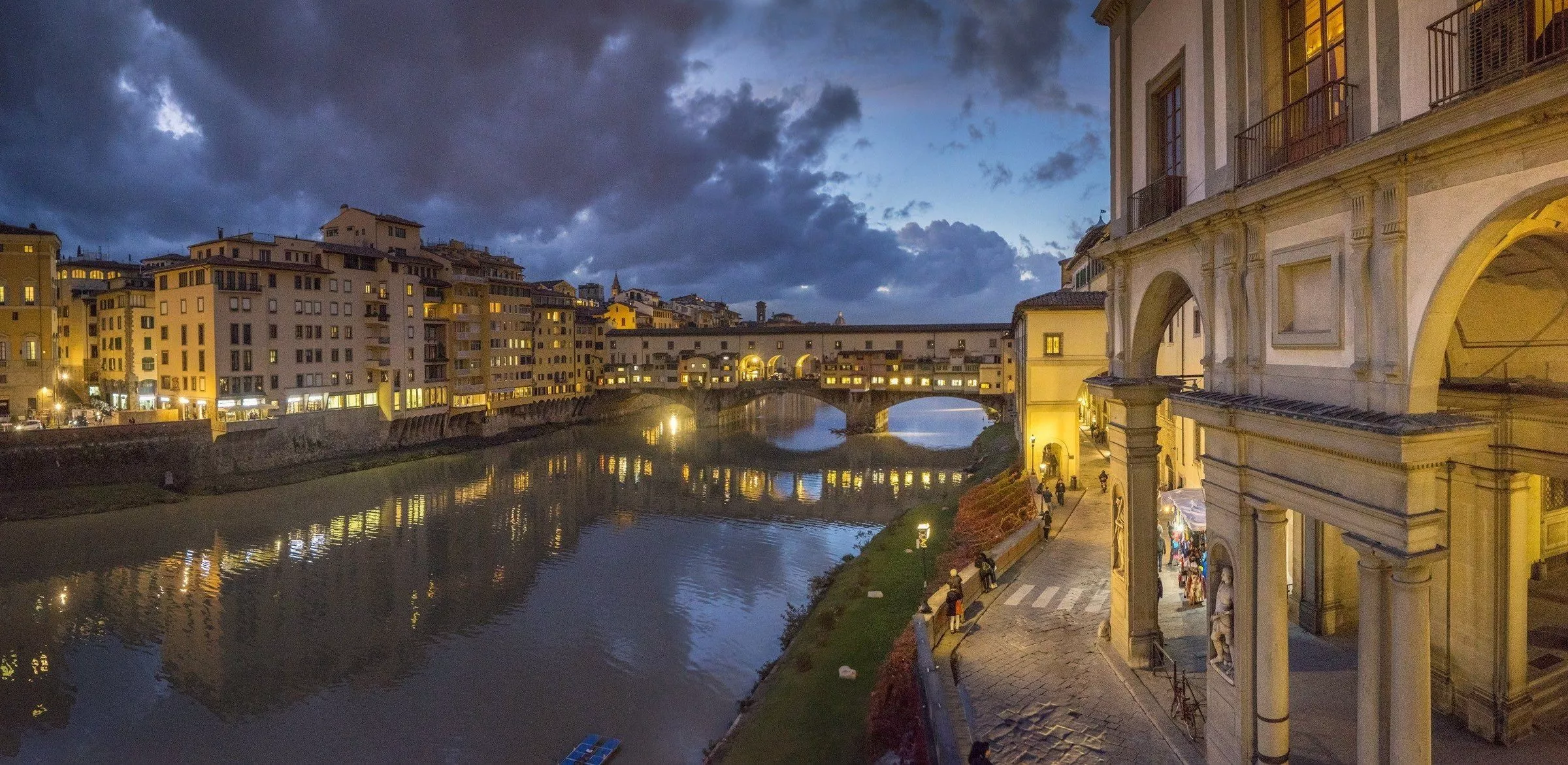 Der Ponte Vecchio ist die älteste Brücke über den Arno der italienischen Stadt Florenz