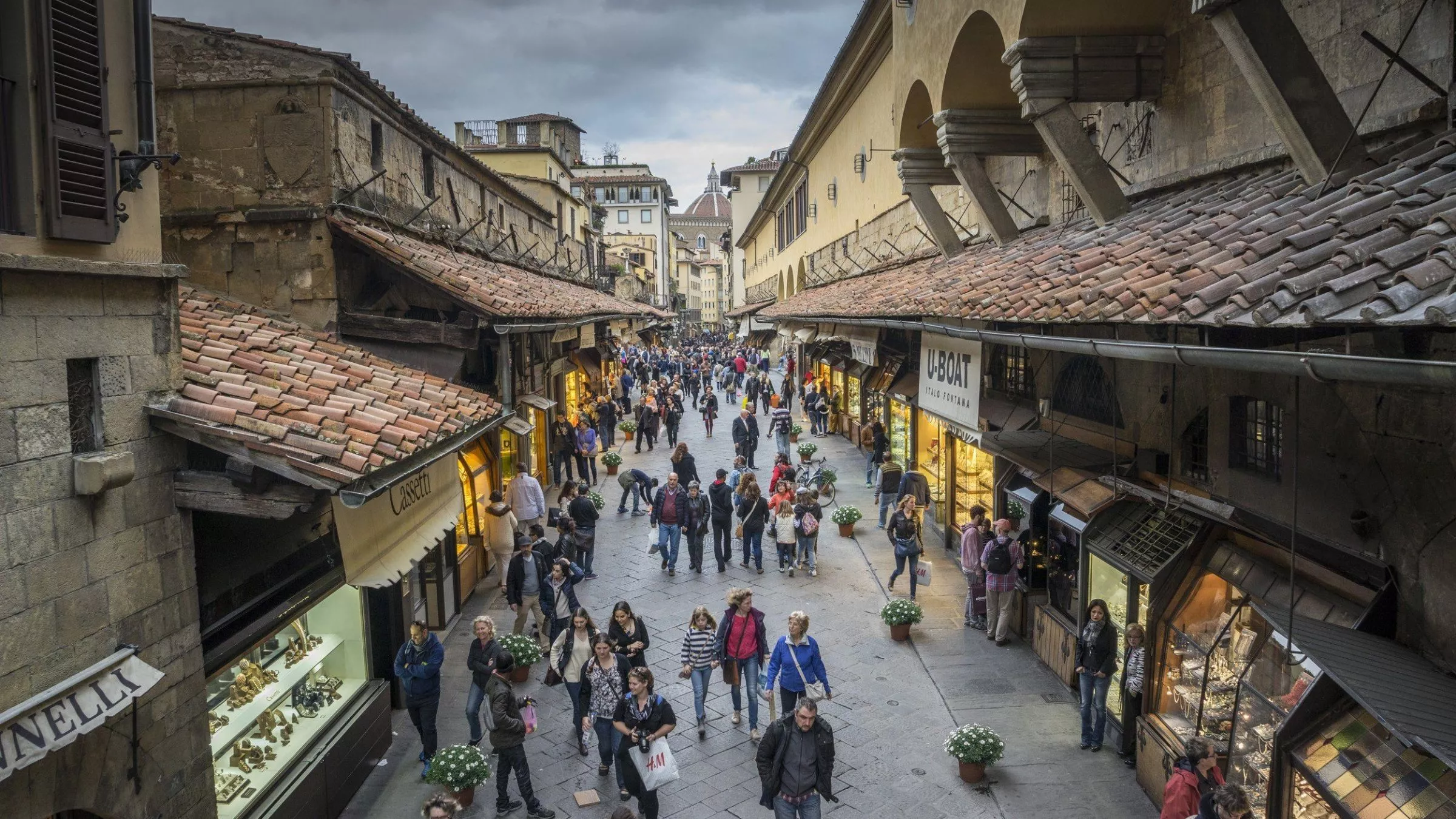 Ponte Vecchio in Florenz: Der überdachte Corridoio Vasariano verbindet Palazzo Vecchio mit Palazzo Pitti