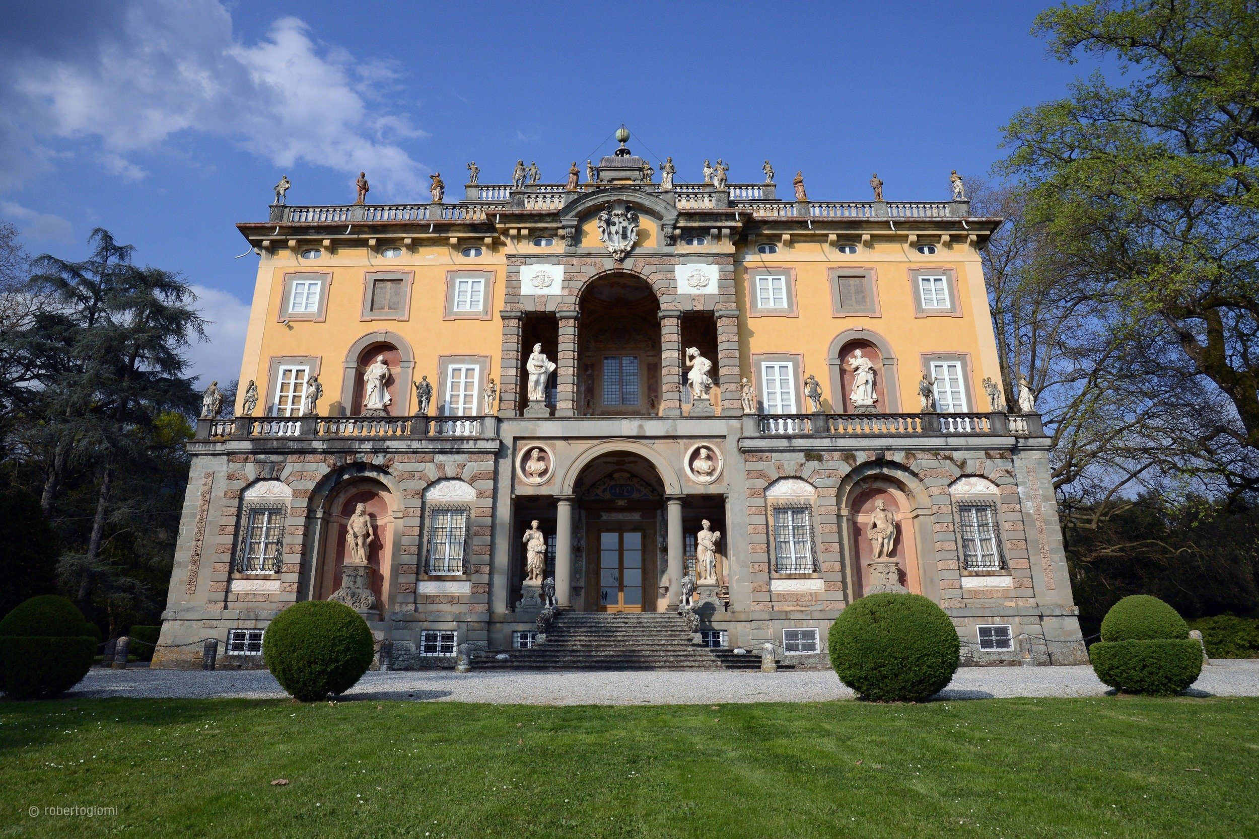 Mit der zweiteiligen, in Grau- und Ockertönen gehaltenen Fassade und den prunkvollen Marmorstatuen bringt der Hausherr im 17. Jahrhundert französische Anklänge in die Toskana