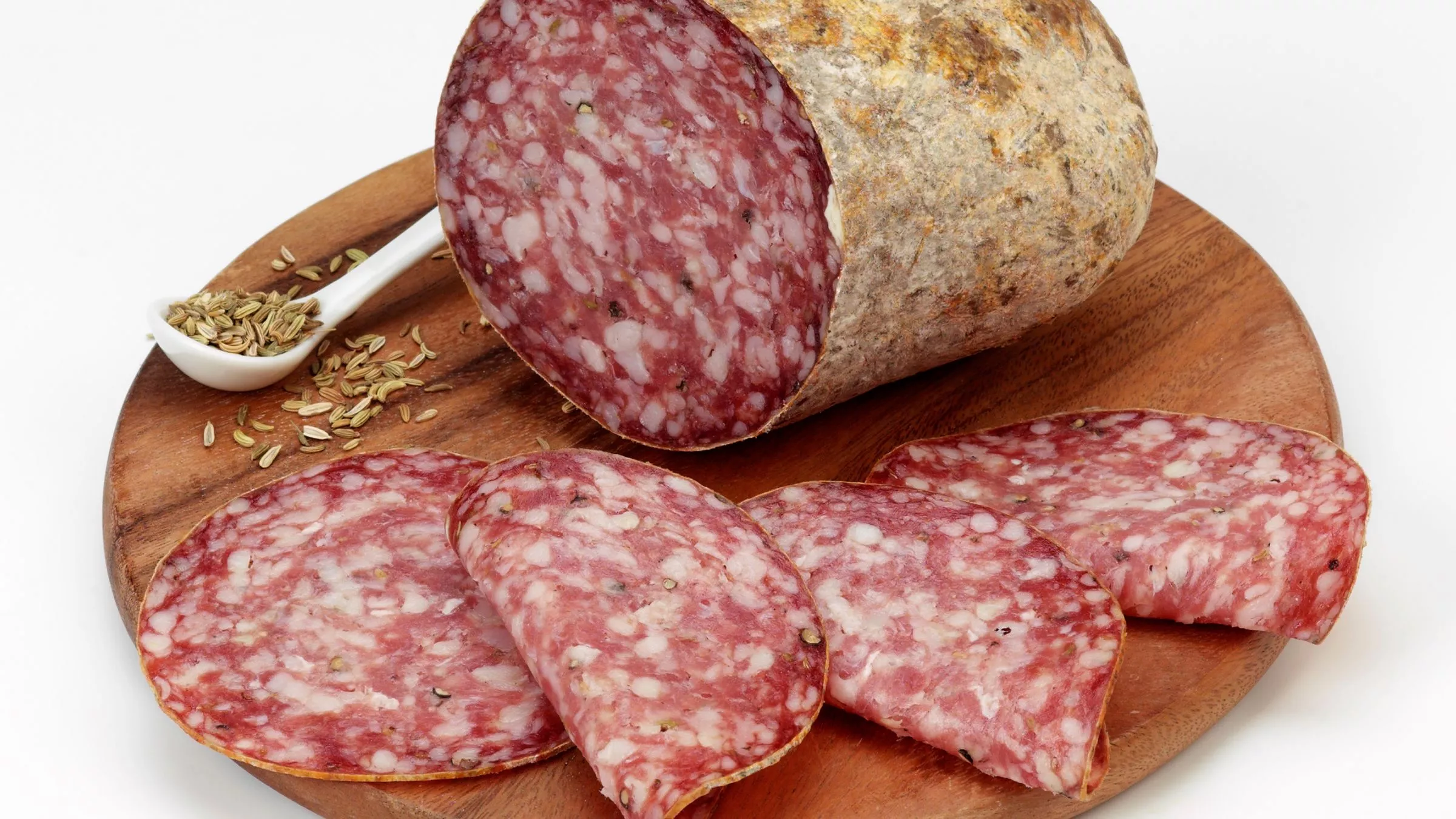 Salami-Sorten gibt es in der Toskana unzählige, doch die Finocchiona mit Fenchel lässt Urlaubsfeeling aufkommen