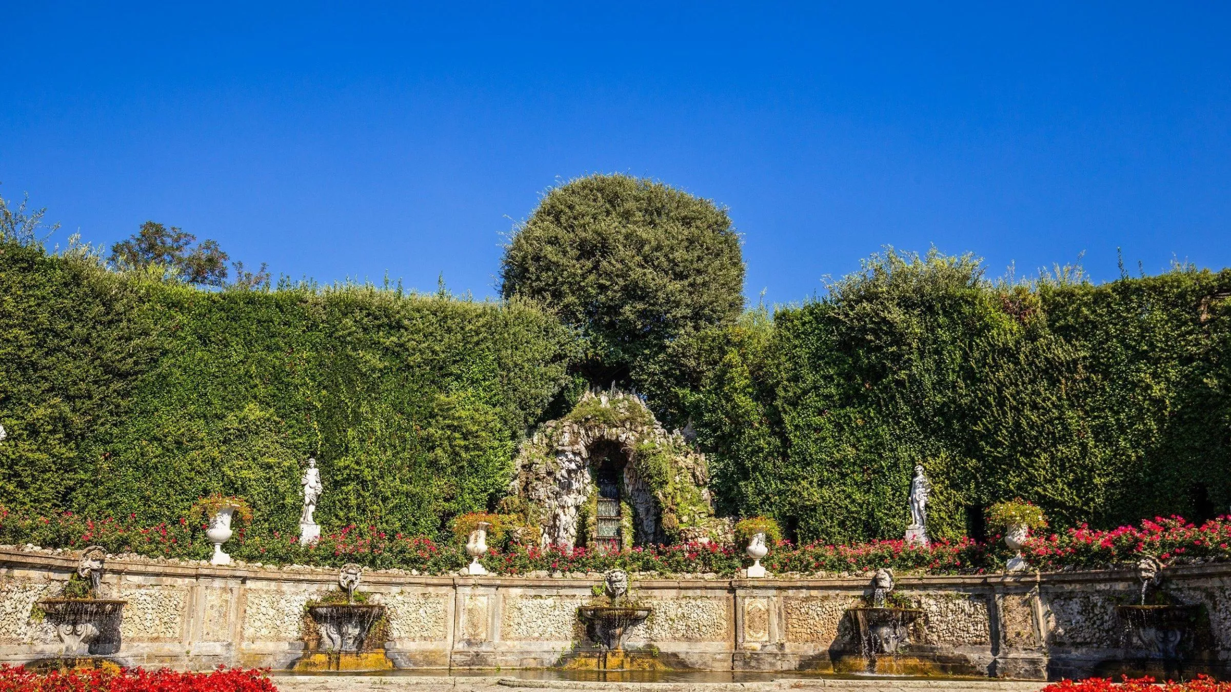 Das Wassertheater der Villa Reale di Marlia ist typisch für den Spätbarock. Aus einer Tropfsteingrotte fließt das Wasser über brausende Kaskaden und mächtige Fratzen in das halbrunde Becken