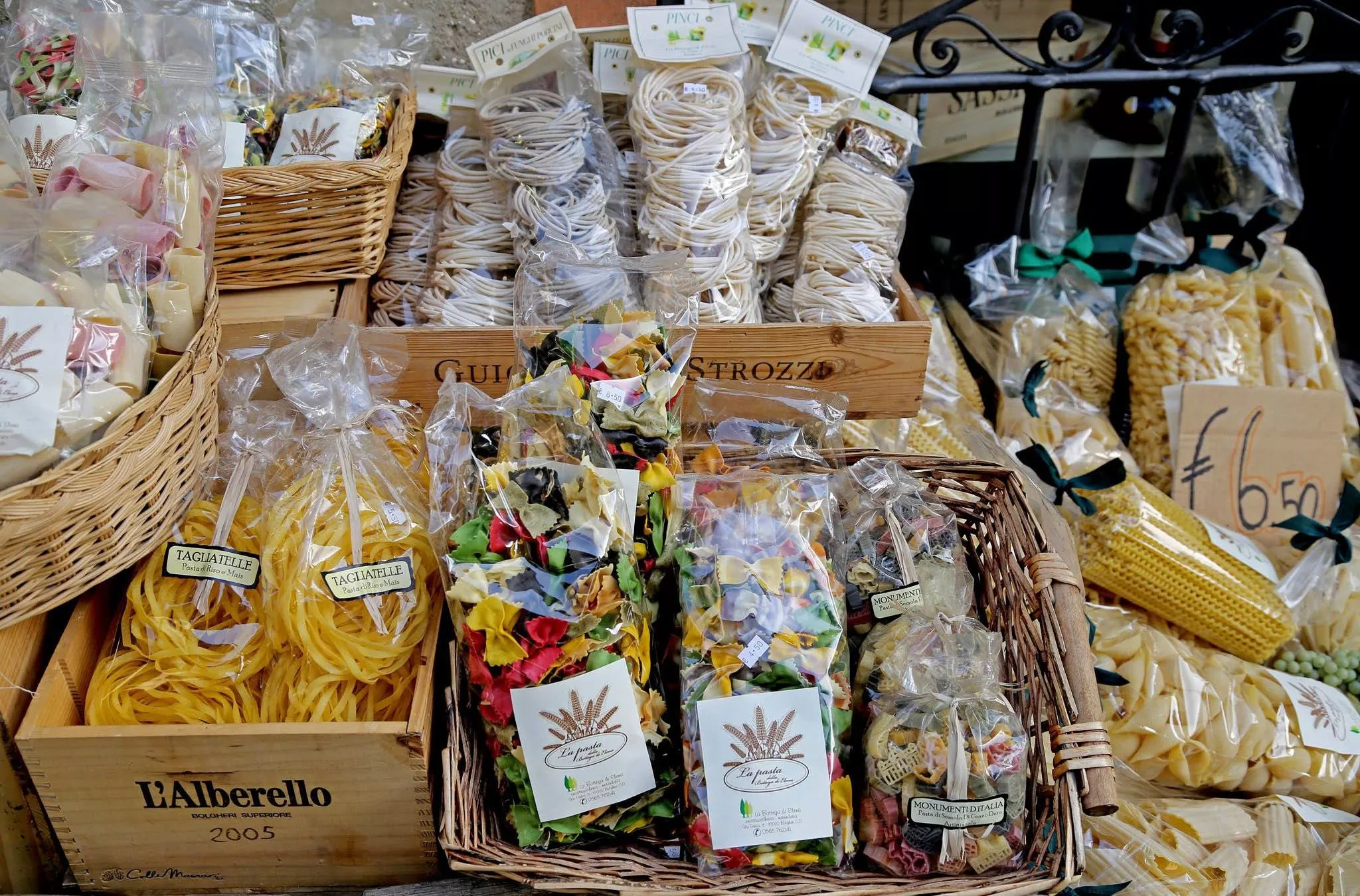 Ob dicke Pici, feine Tagliatelle-Nester oder bunte Farfalle – toskanische Pasta wird mit der Hand geformt