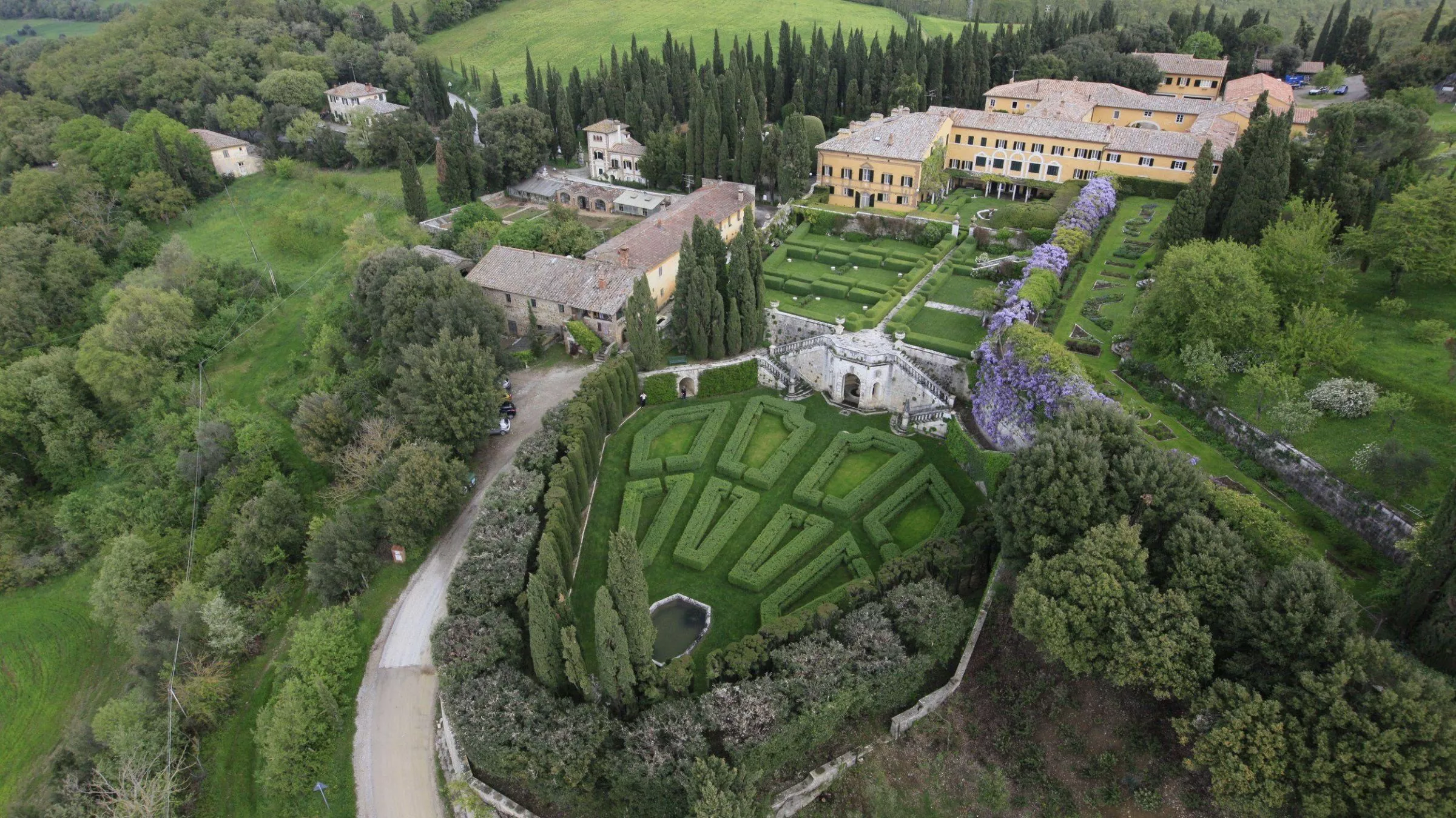 In strengen geometrischen Formen erstreckt sich der Garten der Villa La Foce vor dem Monte Amiata