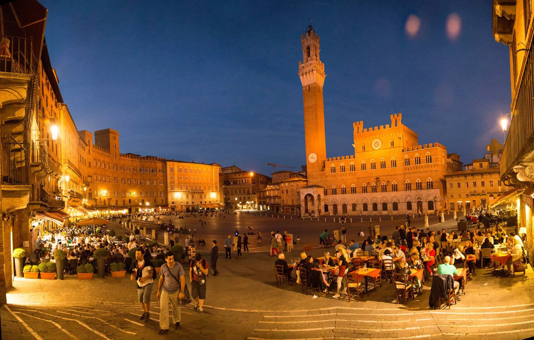 Viel los, bis spät am Abend: Auf der Piazza del Campo Siena