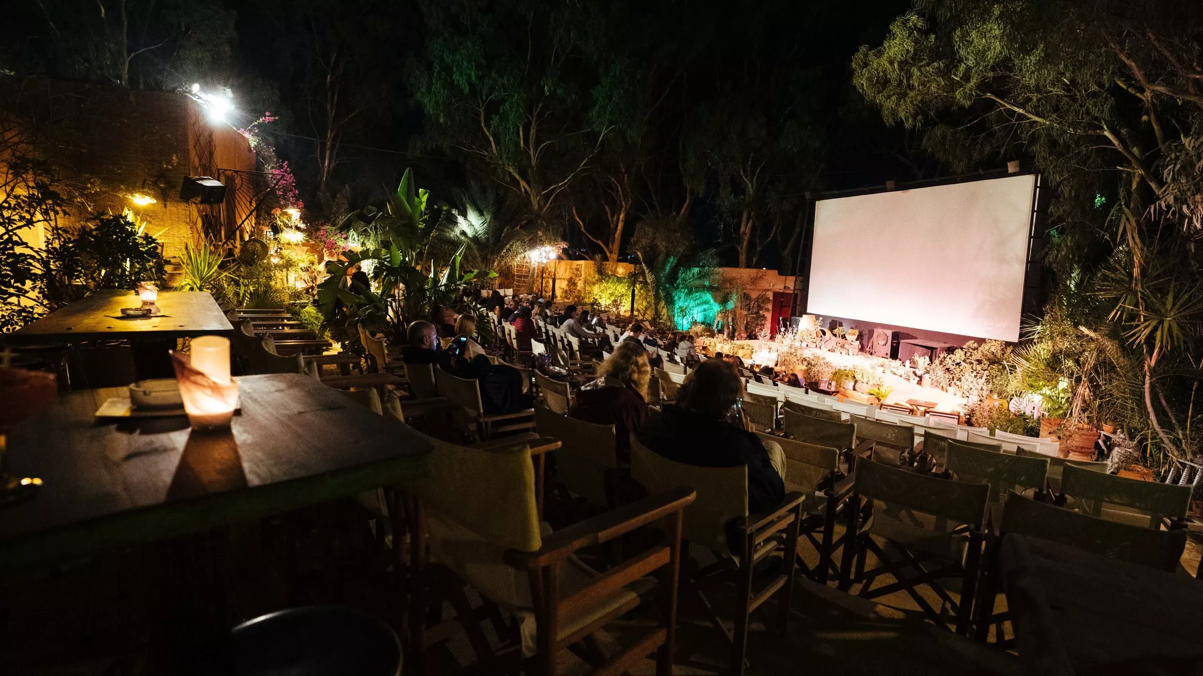 In der Nebensaison ist das Cinekamari schön leer – gegen den kühleren Temperaturen helfen Bier und Decken