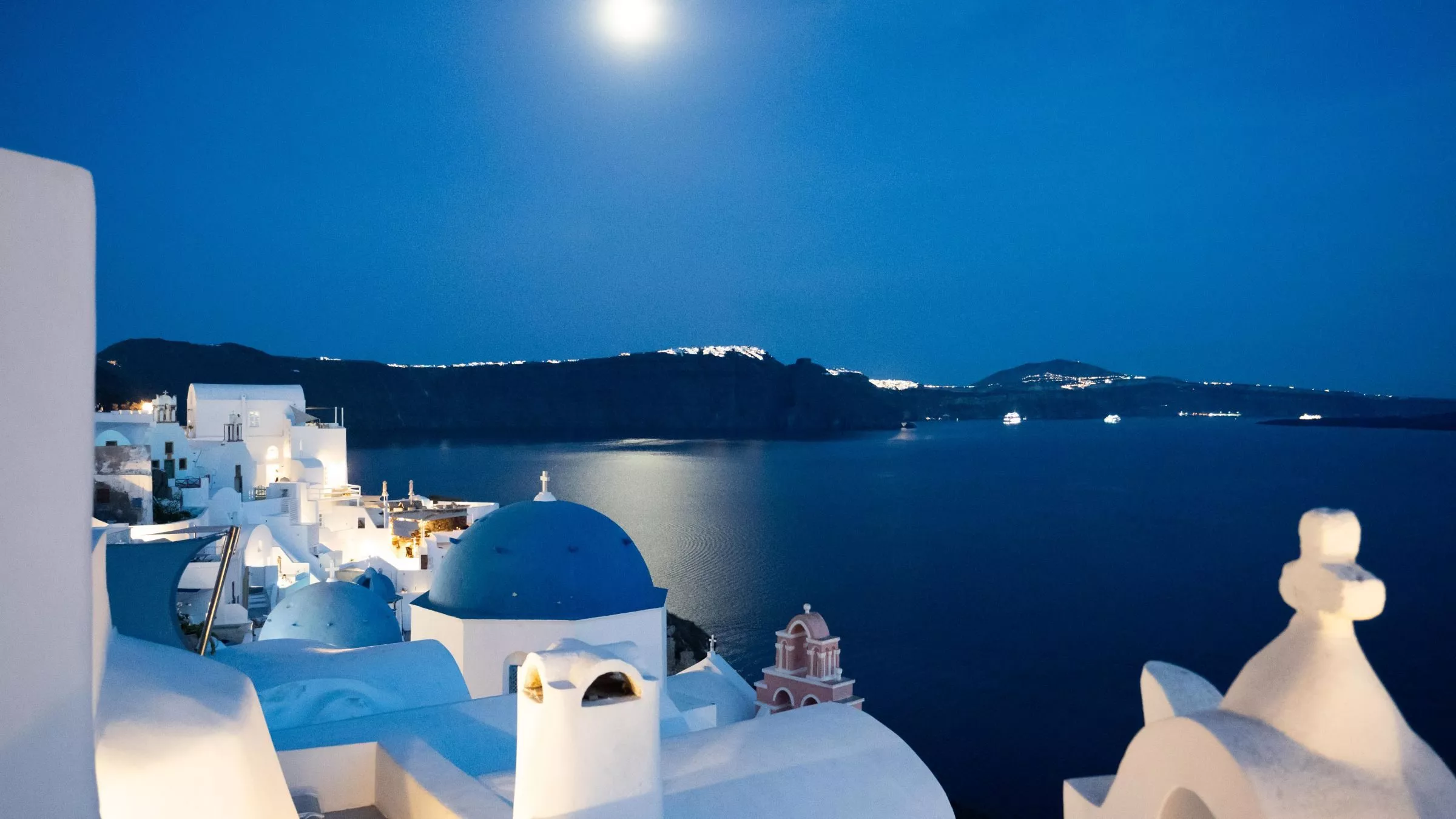 Der weiß-blaue Anstrich der Häuser symbolisierte die Zugehörigkeit Santorins zu Griechenland