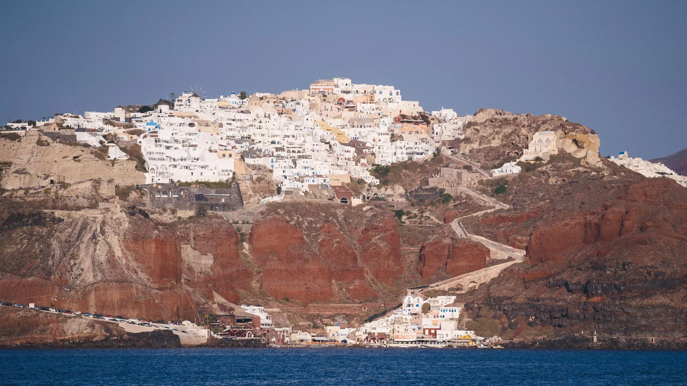 Das rote, schwarze und helle Gestein erinnert an die vulkanische Geschichte Santorins