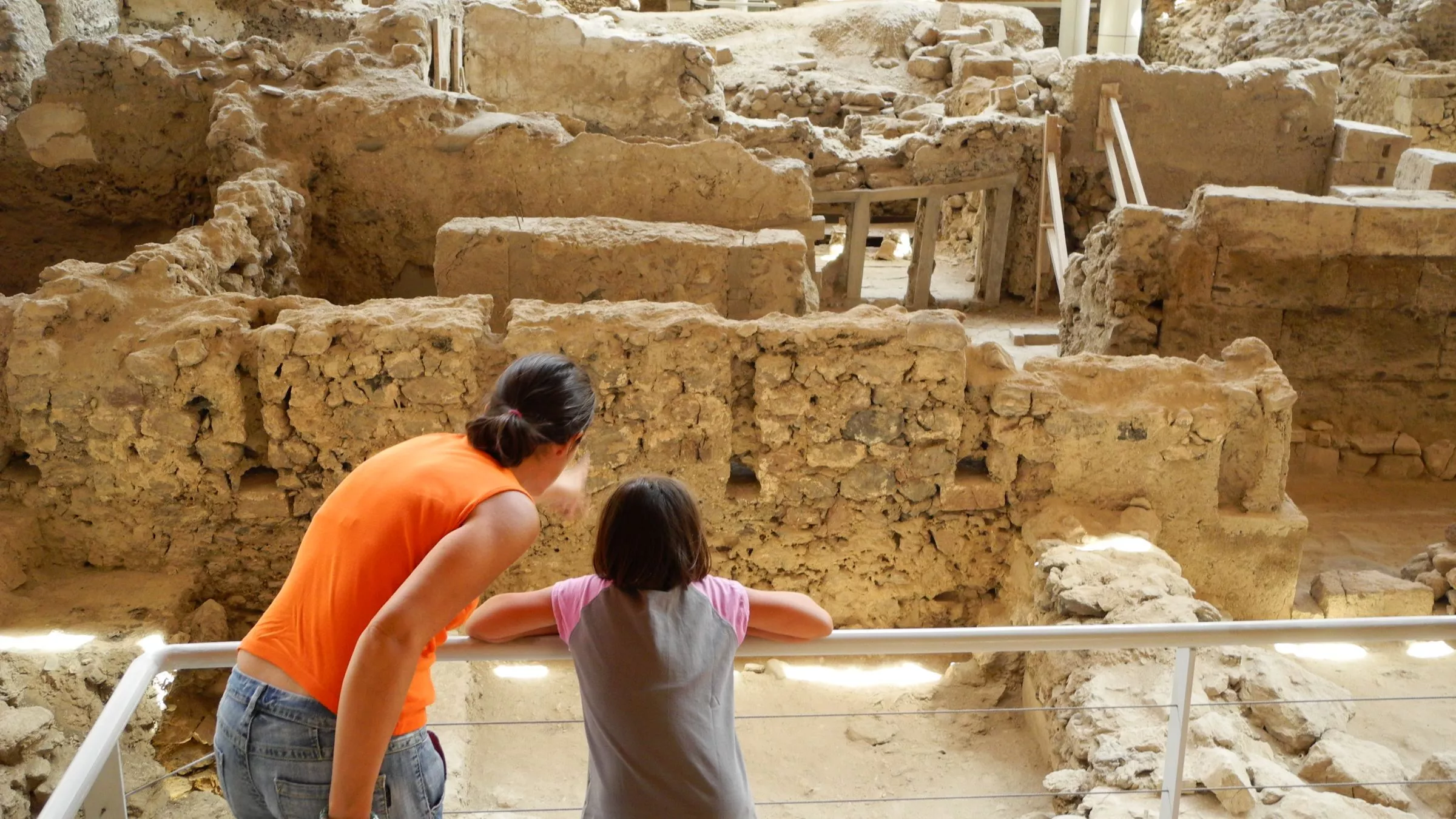 Unter Vulkanerde und Bimsstein gut konserviert - die 3500 Jahre alte Stadt Akrotiri