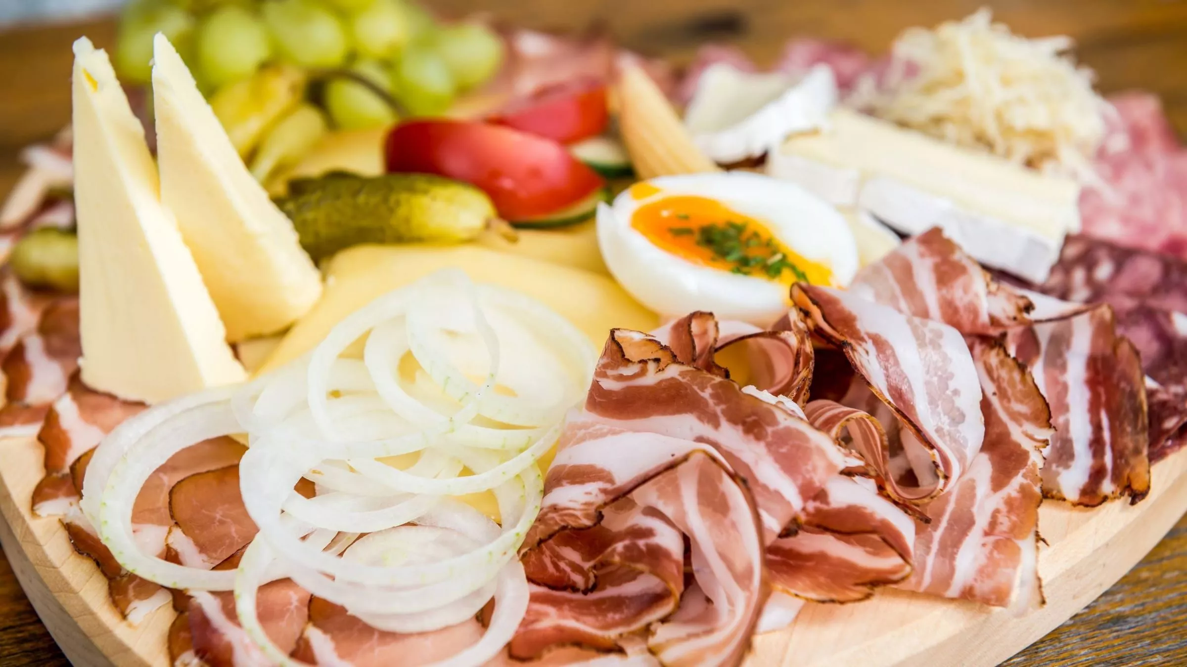 Brettljause mit Speck, Käse, Zwiebel, Ei und Kren