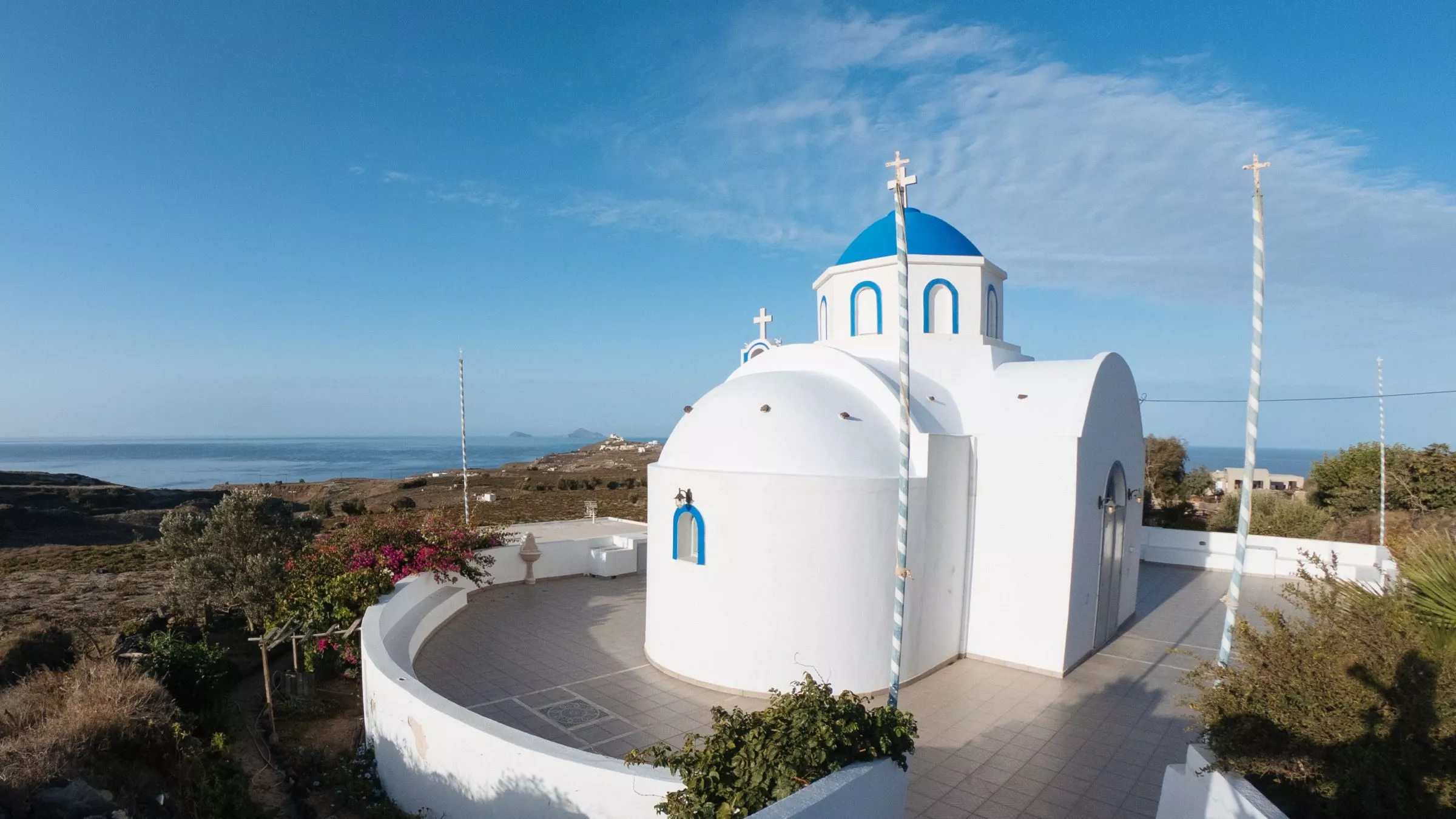 Die Kirchen fallen mit ihren blauen Kuppeln besonders auf –auf Santorin gibt es übrigens 475 Kirchen und Kapellen