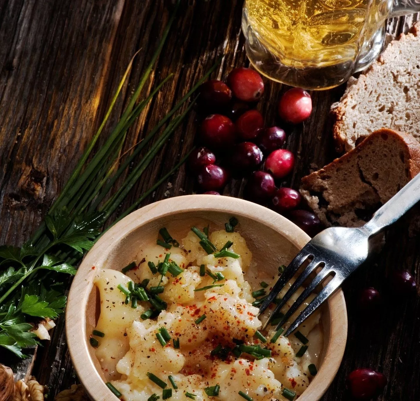 Schüsselkäse mit Brot und Bier