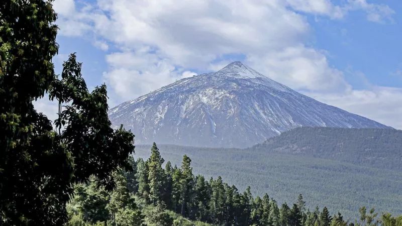Mit sanft eingepuderter Spitze thront Spaniens höchster Berg kegelförmig über Teneriffa