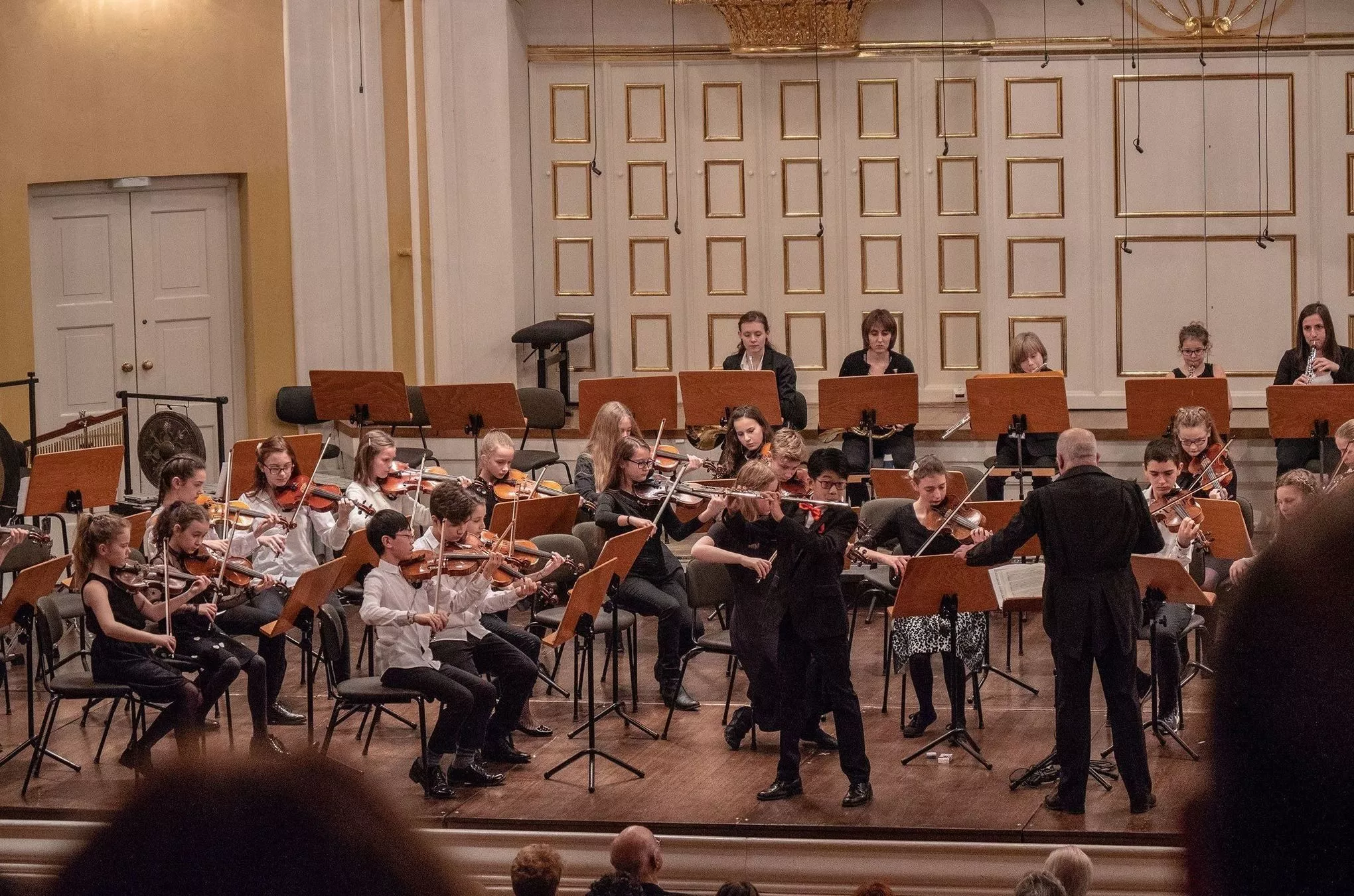 Bühne frei den hochbegabten Kindern: Querflötist Nathan RInaldy und das Mozart-Kinderorchester im Großen Saal der Stiftung Mozarteum