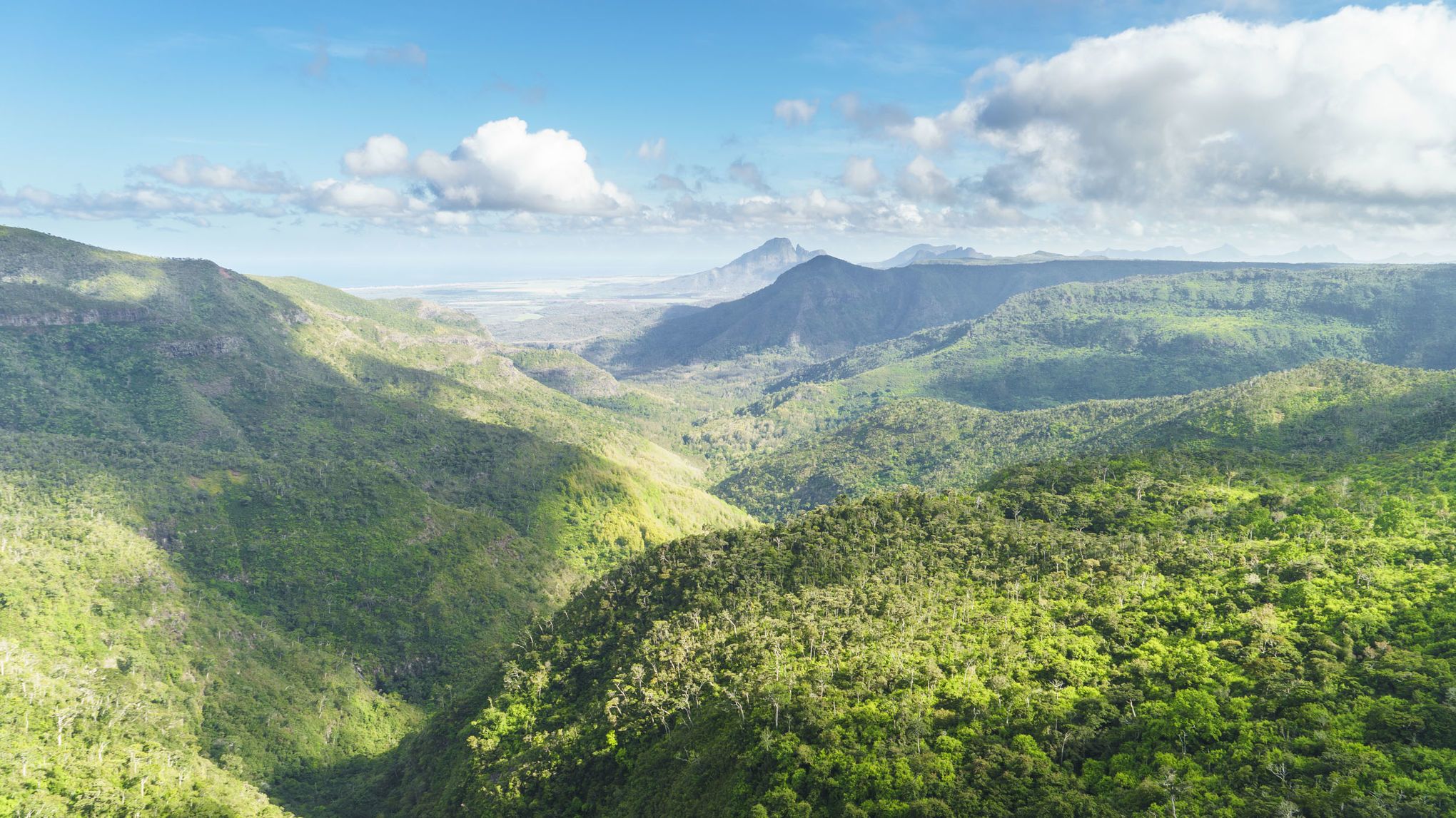 Eine zwölf Kilometer lange Panoramastraße führt von Chamarel zur Grande Rivière Noire. Von hier aus haben Ausflugsgäste einen weiten Blick über die vulkanisch geprägte Insel