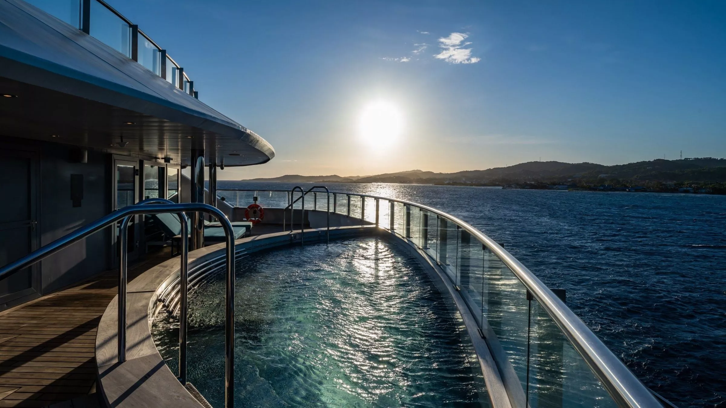 Auf Deck können Gäste mit Blick auf den Ozean wie im Ozean schwimmen…