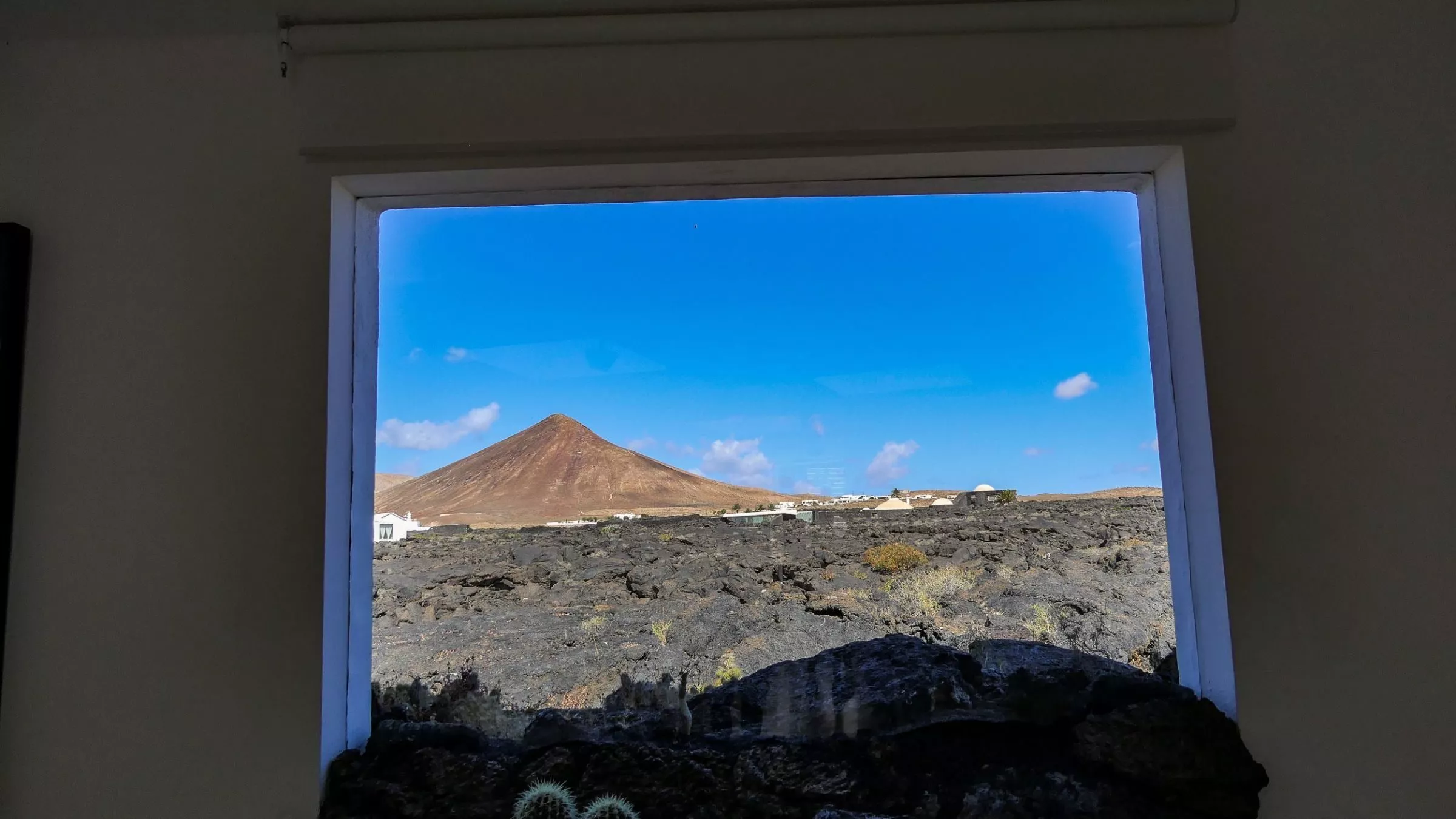 Blick auf die Lavafelder aus dem Ruheraum von César Manrique