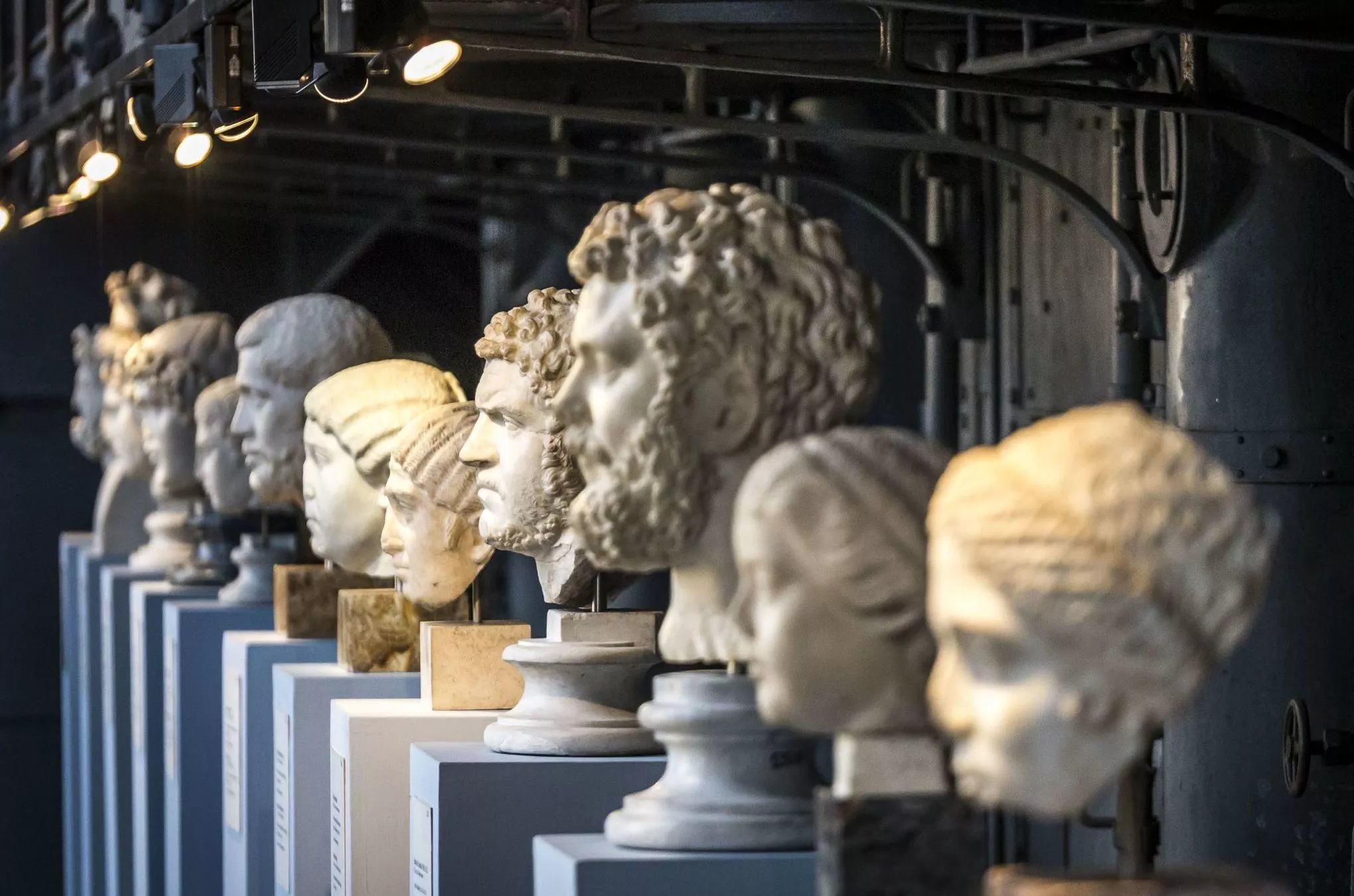 Etwa 400 antike Skulpturen sind vor den Maschinen aus dem 20. Jahrhundert zu sehen