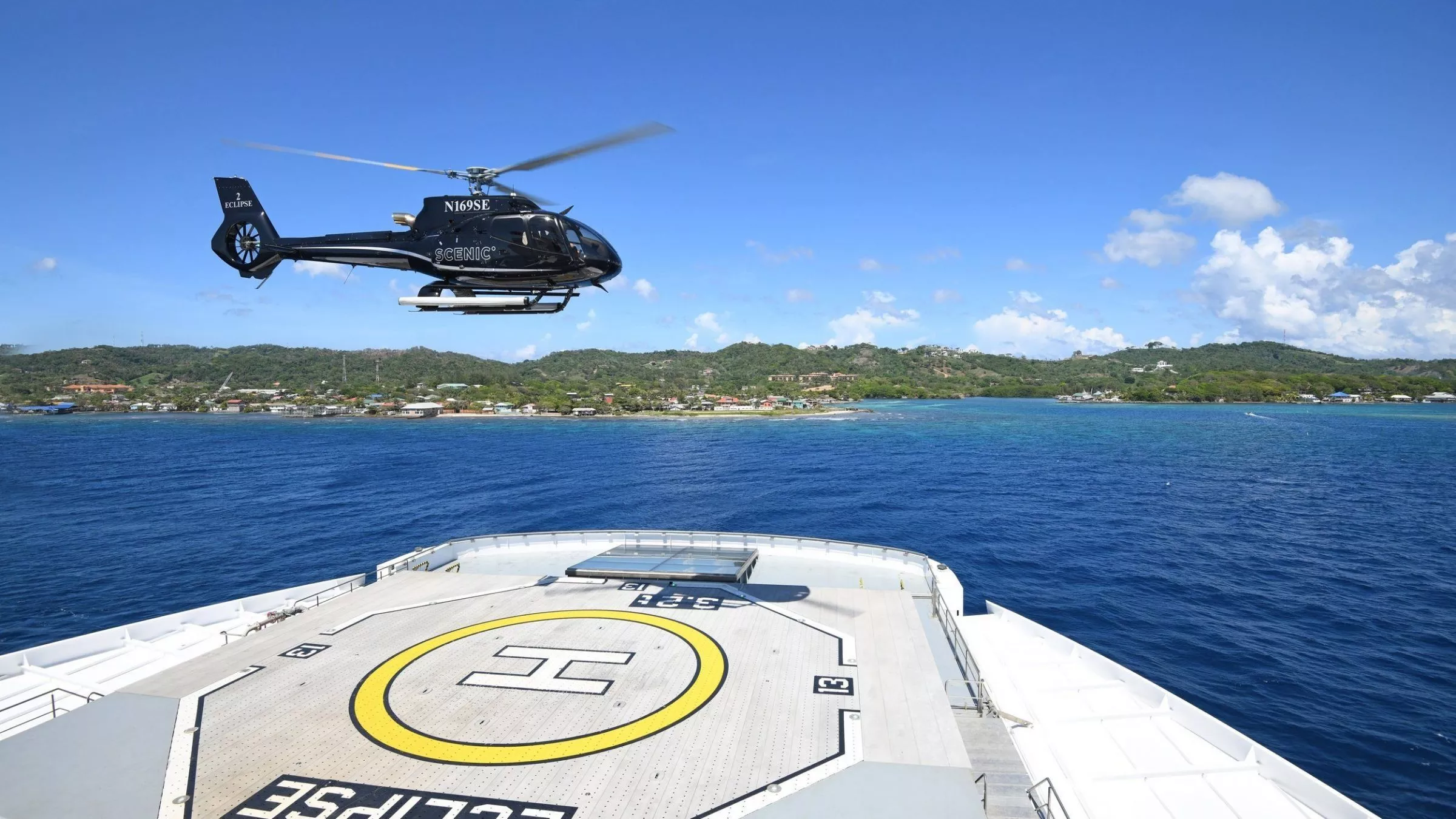 Abheben zum exklusiven Rundflug mit einem Helikopter des Schiffes