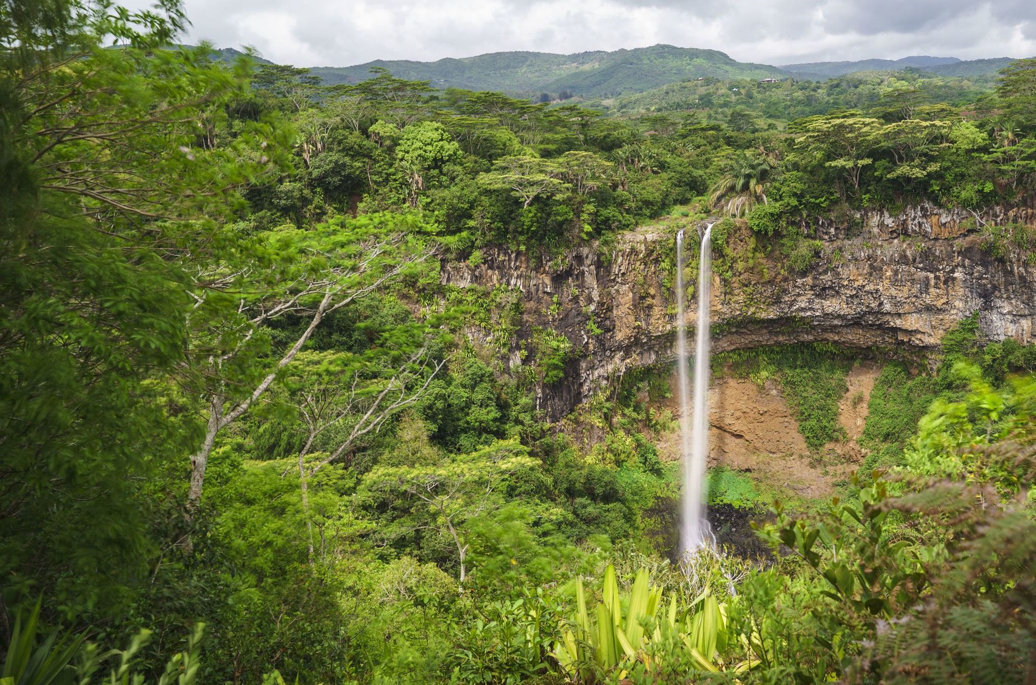 Aus 90 Metern Höhe stürzt der Rivière du Cap bei Chamarel in die Tiefe