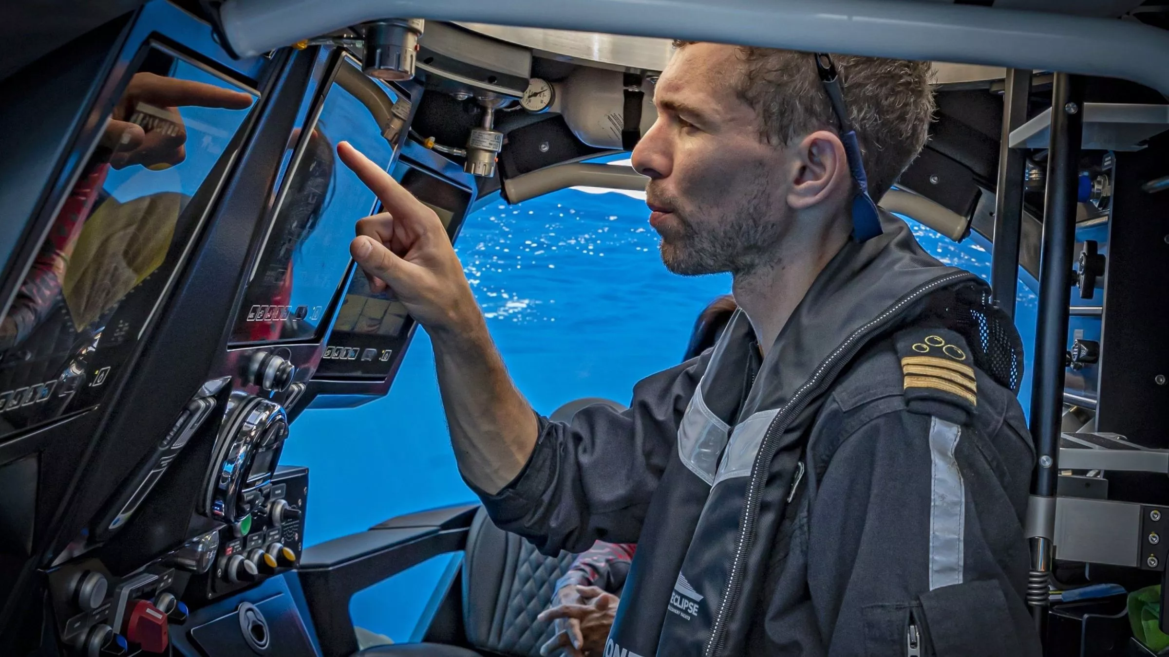 Pilot Remy Izendooren steuert das bordeigene U-Boot in die Tiefen der Meere