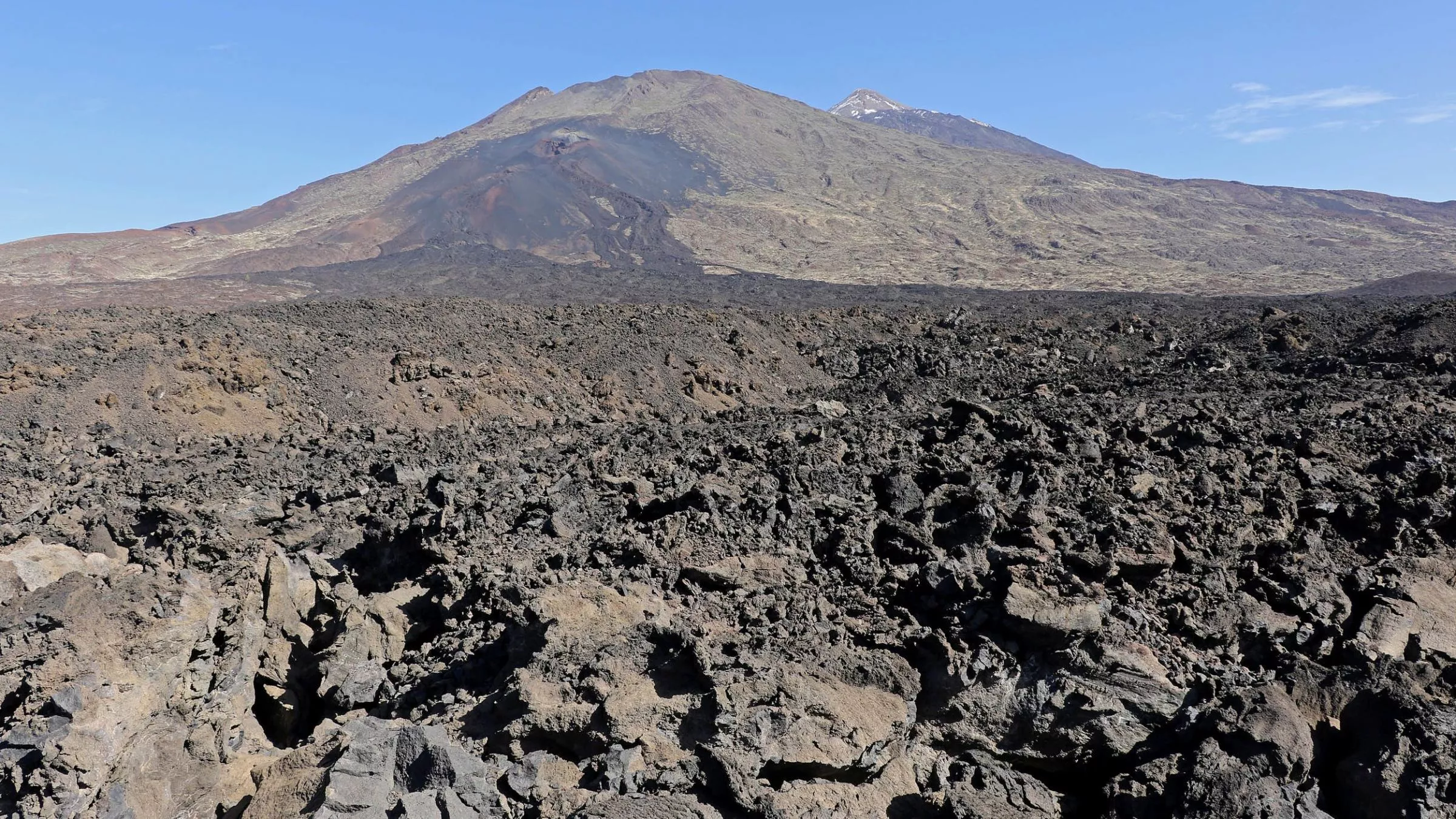 Der weit gezogene Krater, die Caldera, gehört zu den größten der Welt