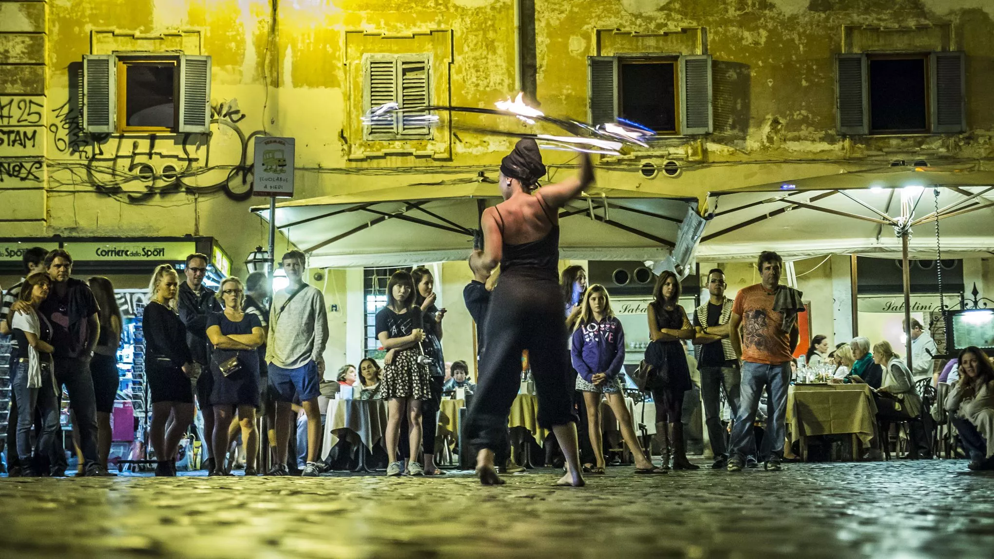 Langweilig ist es aber nicht: Am Abend gibt eine Feuerkünstlerin eine Showeinlage auf der Piazza Santa Maria