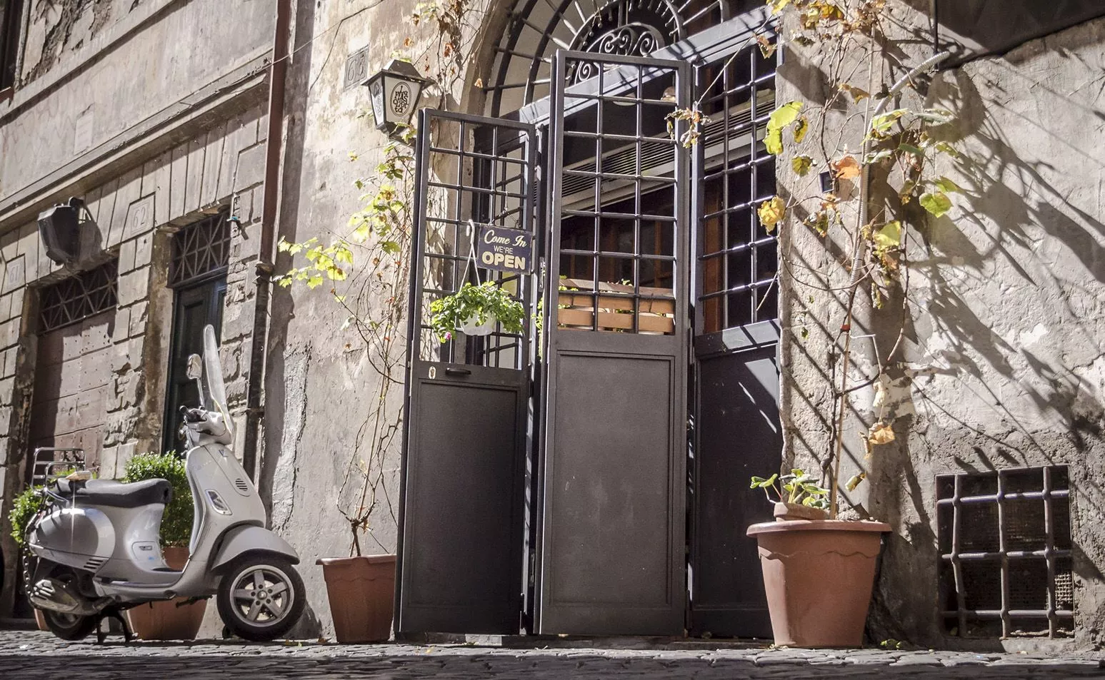 Vor einer Galerie in der Via Belsiana im alten Handwerkerviertel in Trastevere