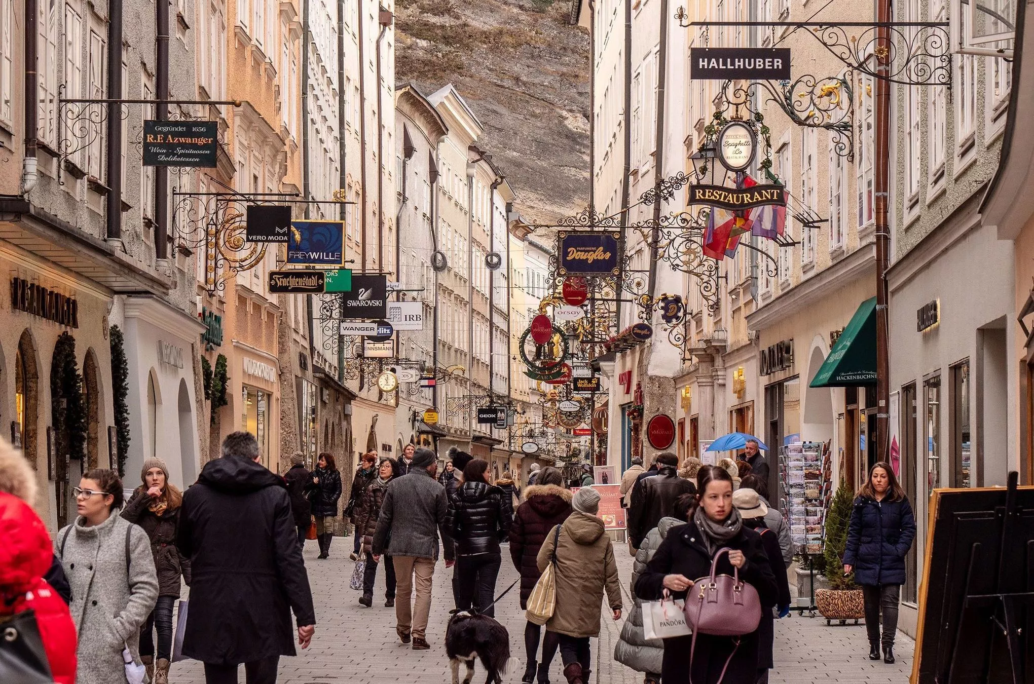 Die wohl berühmteste Straße Salzburgs: die Getreidegasse