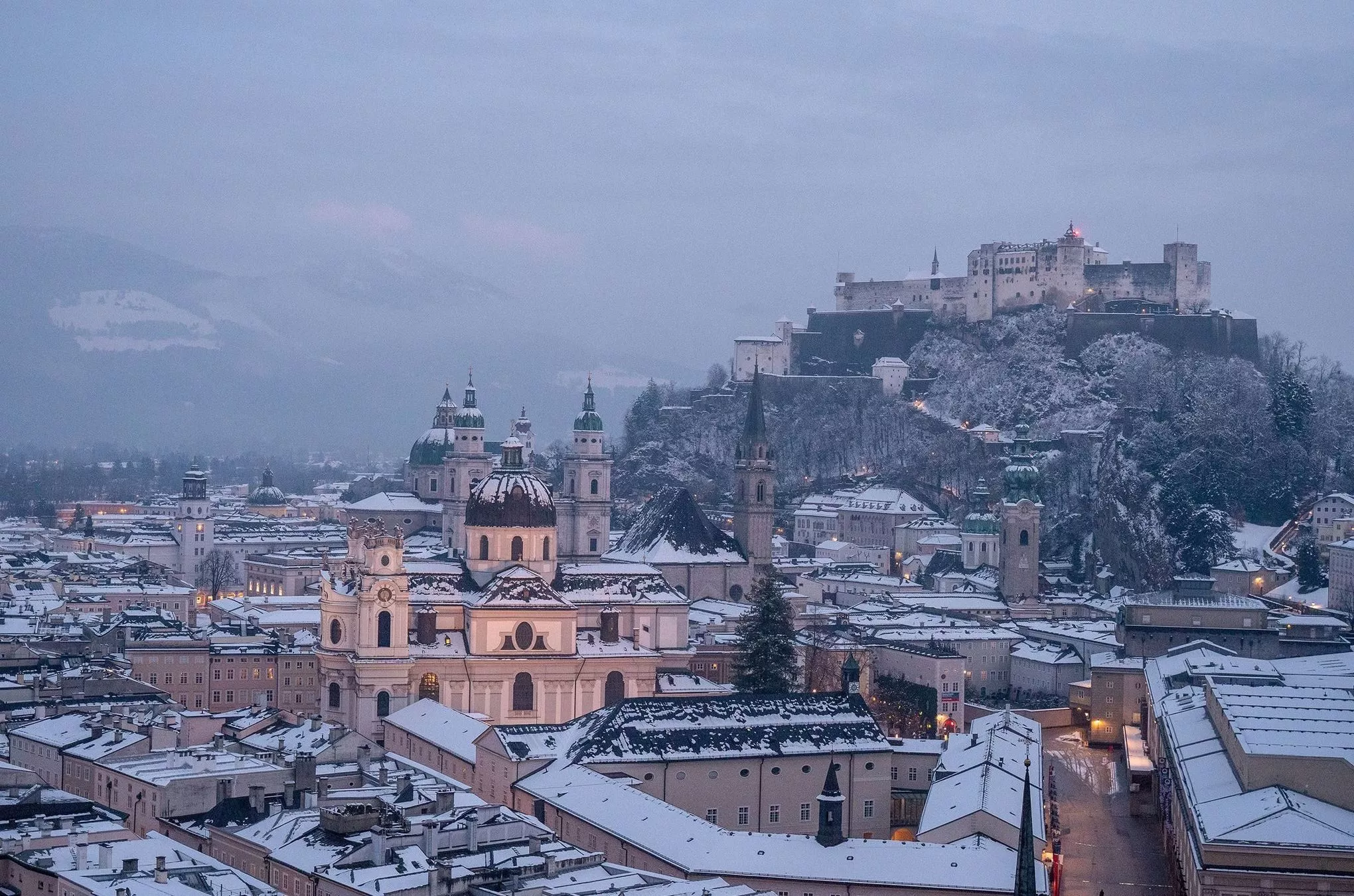 Vom Mönchsberg aus liegen einem die Altstadt und der Dom zu Fußen. Auf Augenhöhe Salzburgs Wahrzeichen: die Festung Hohensalzburg