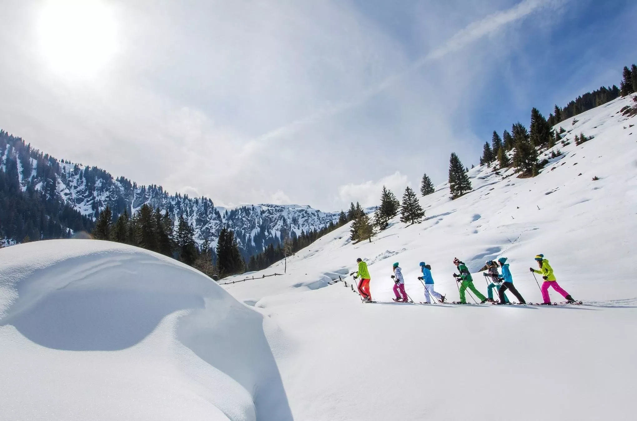 Nicht nur Skifahrer kommen in den Wintersportgebieten auf ihre Kosten. Hier eine Gruppe Schneeschuhwanderer
