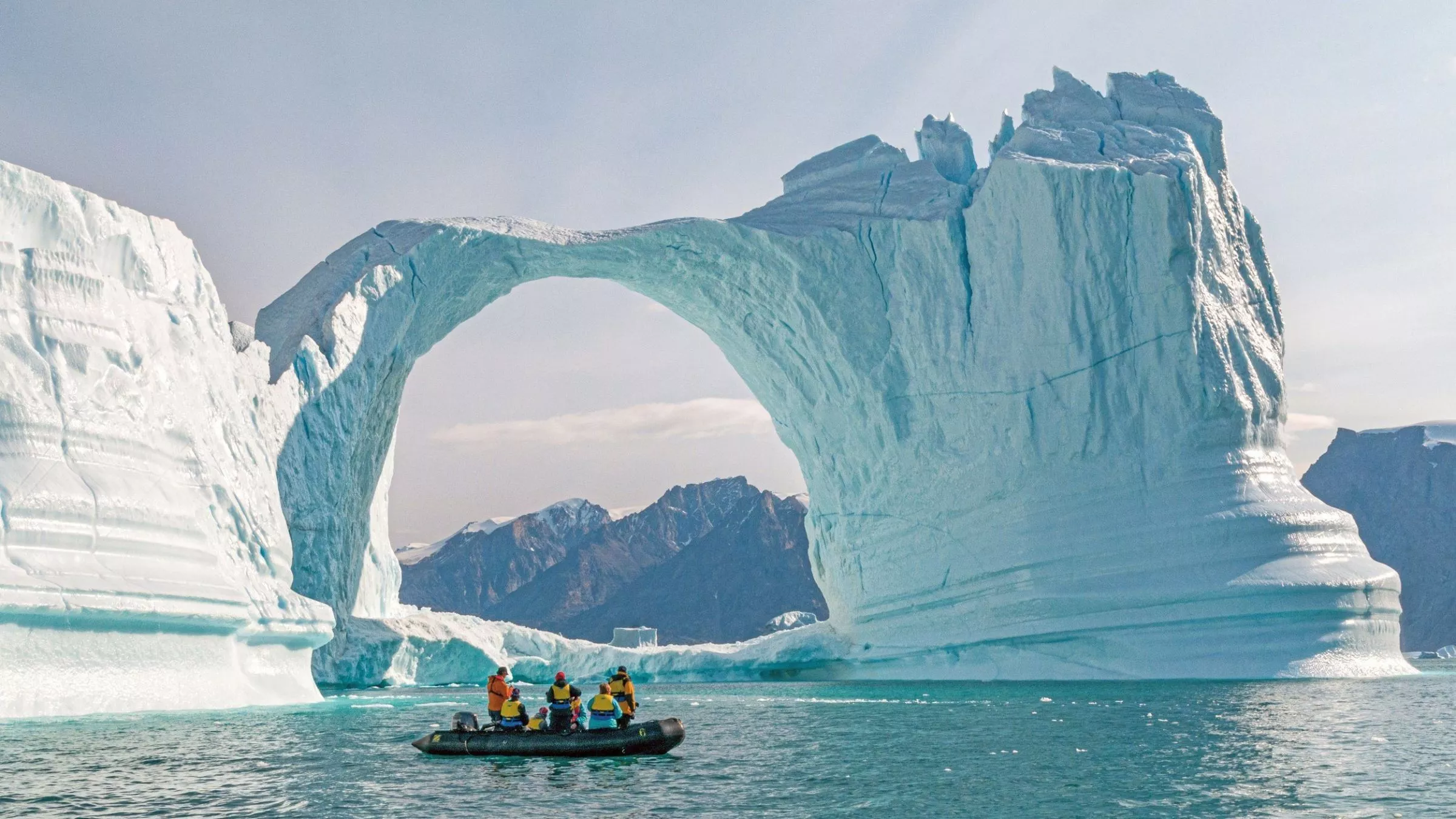 Auf Ausflug am anderen Ende der Welt: Ein Tor aus Eis in Grönland