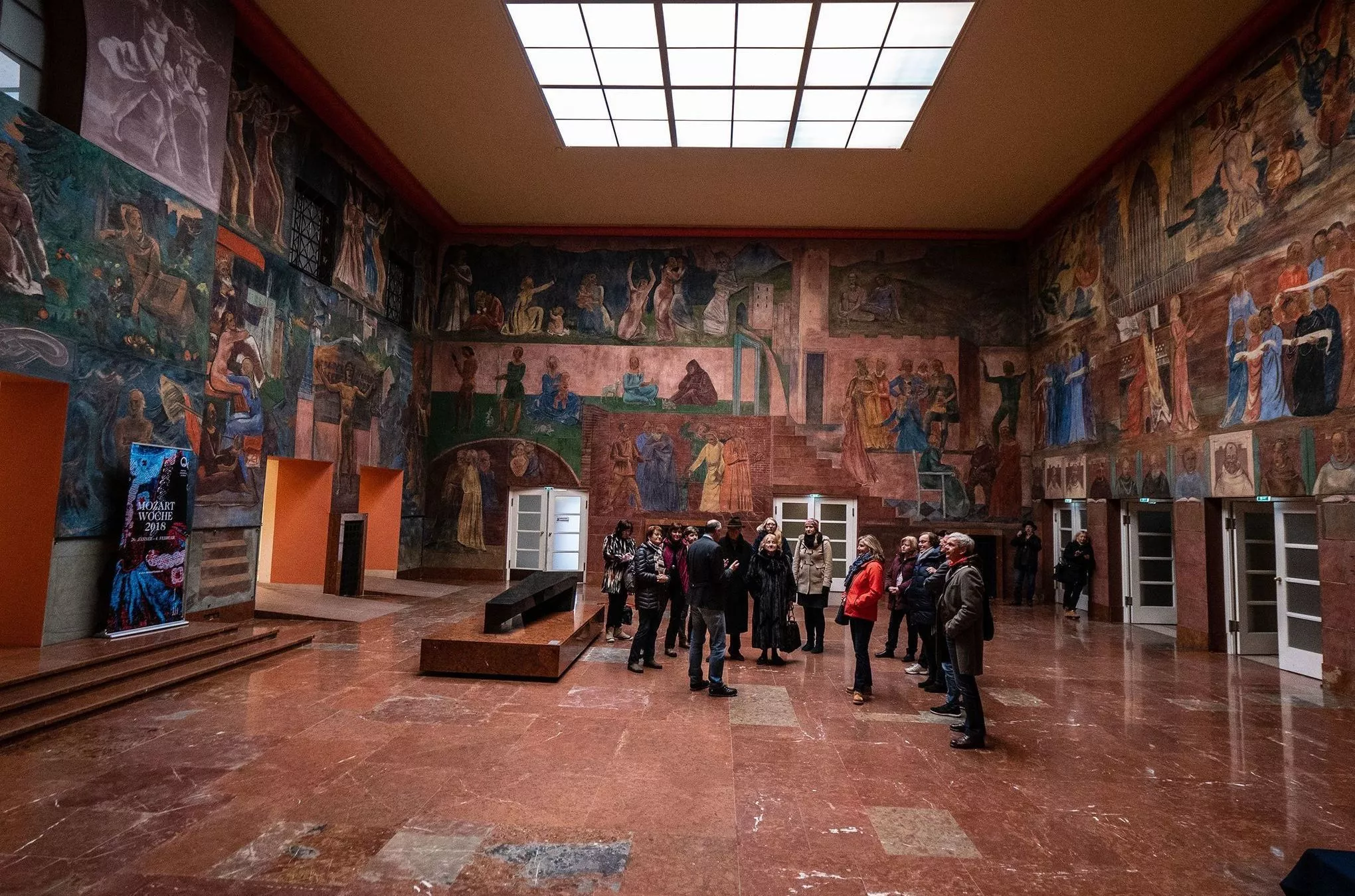 Mehr als 200 Figuren, teils aus Mythologie und Theater, zeigen die Fresken im Faistauer-Foyer des Festspielhauses